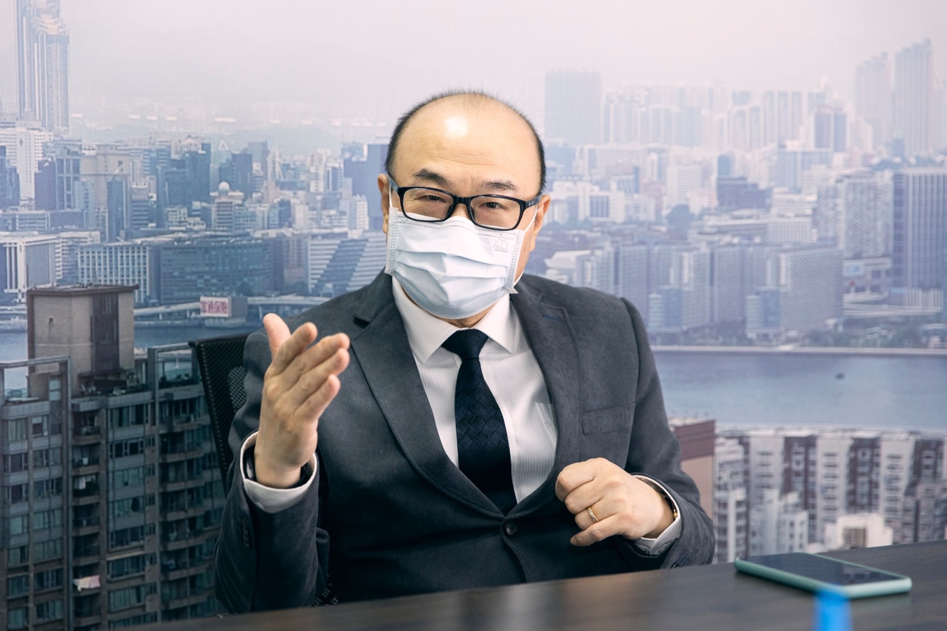 蔡志忠指,「港樓已經平過深圳,仲點樣再平落去?成日嘈樓價貴係唔啱。」(黃寶瑩攝) 蔡志忠指,「港樓已經平過深圳,仲點樣再平落去?成日嘈樓價貴係唔啱。」(黃寶瑩攝)