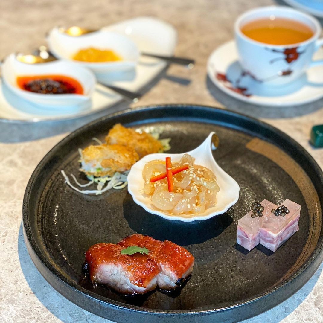 下午茶包一個特色拼盤（黑豚叉燒、黑魚子鎮江餚肉、芝麻涼拌海蜇和脆皮窩貼小棠菜），3款蒸煮和3款脆炸的精選點心，還有1份主食和甜品，包括魚湯雲吞稻庭麵、金瑤鮮蝦火鴨粒炒飯或瑤柱帶子粥。（followingmystomach@instagram）