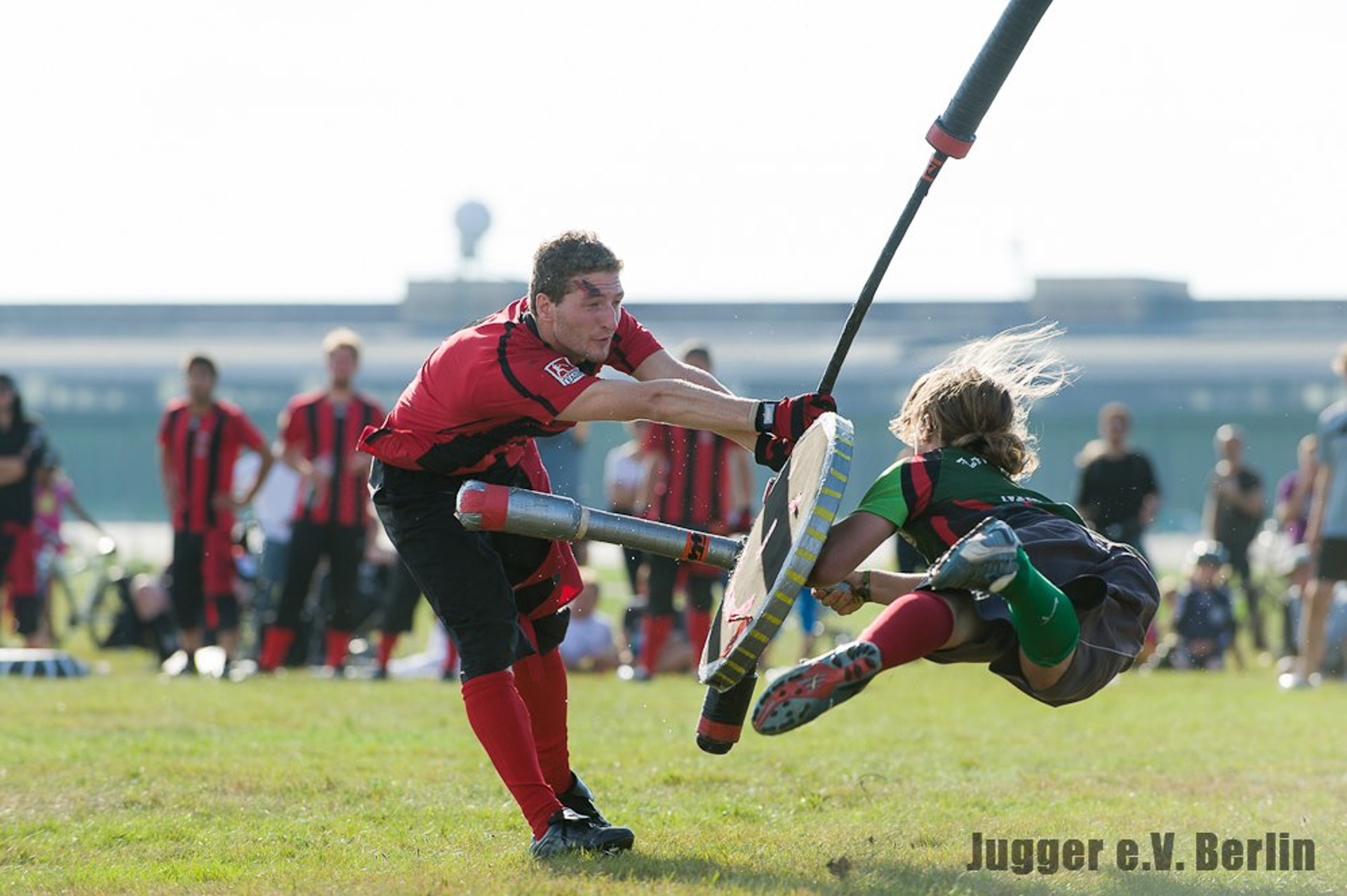 在歐洲、美洲、澳洲等地流行的半接觸格鬥運動「Jugger」,其實是源於《銀翼殺手》編劇執導的一部「Cult片」。(圖片擷取自︰Jugger Facebook) 在歐洲、美洲、澳洲等地流行的半接觸格鬥運動「Jugger」,其實是源於《銀翼殺手》編劇執導的一部「Cult片」。(圖片擷取自︰Jugger Facebook)