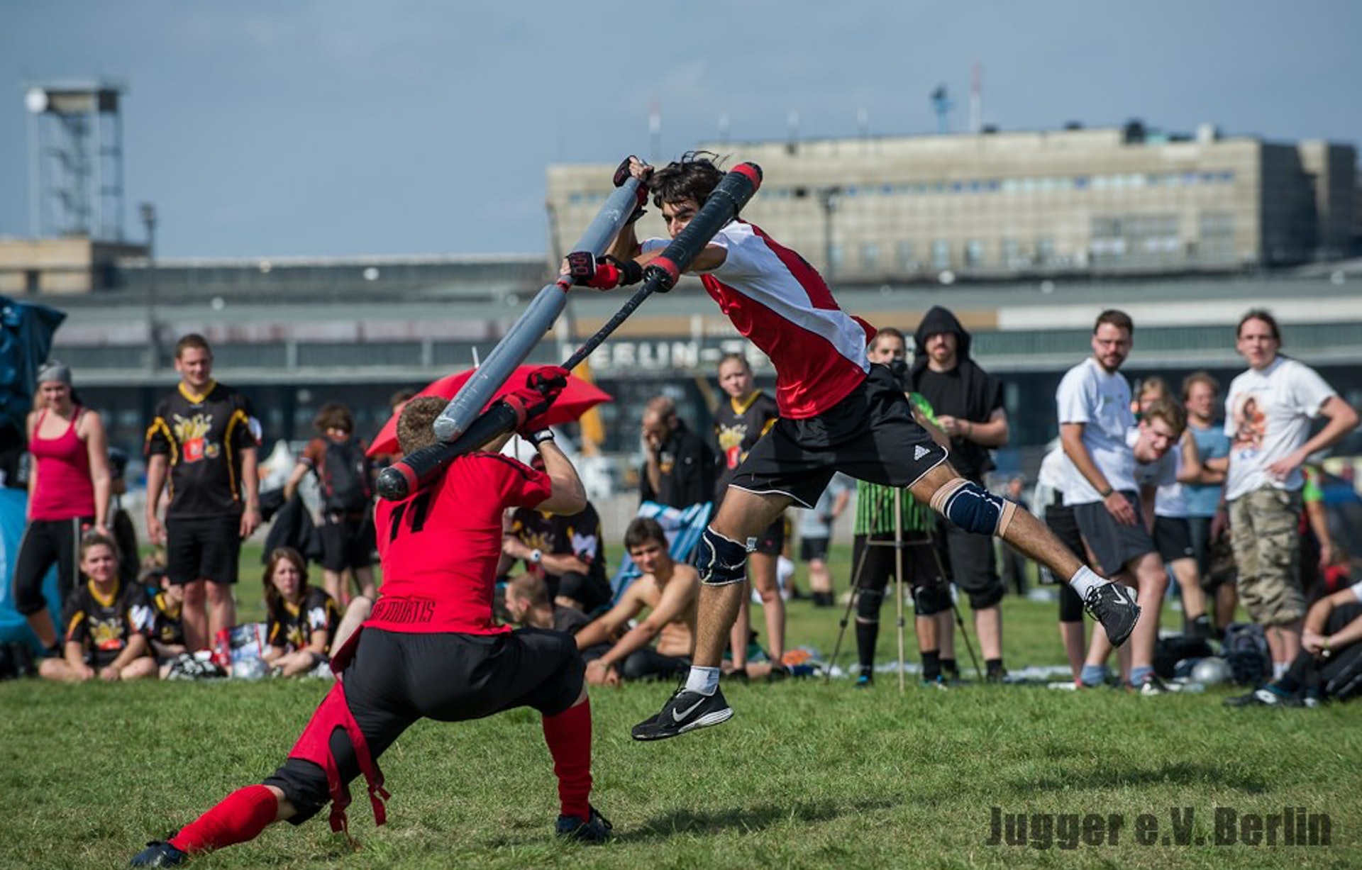 在歐洲、美洲、澳洲等地流行的半接觸格鬥運動「Jugger」,其實是源於《銀翼殺手》編劇執導的一部「Cult片」。(圖片擷取自︰Jugger Facebook) 在歐洲、美洲、澳洲等地流行的半接觸格鬥運動「Jugger」,其實是源於《銀翼殺手》編劇執導的一部「Cult片」。(圖片擷取自︰Jugger Facebook)