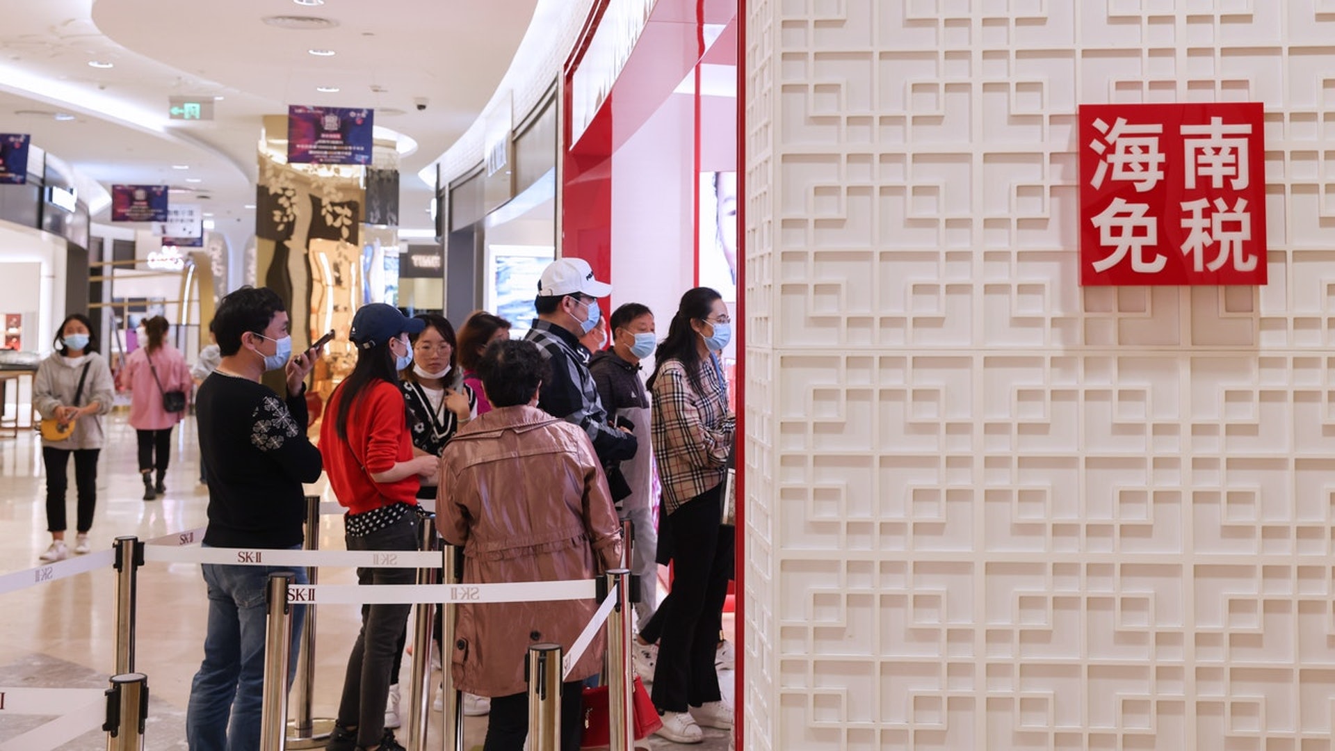農曆新年期間,海南各離島免稅店,吸引了大量遊客前往消費。(中新社) 農曆新年期間,海南各離島免稅店,吸引了大量遊客前往消費。(中新社)