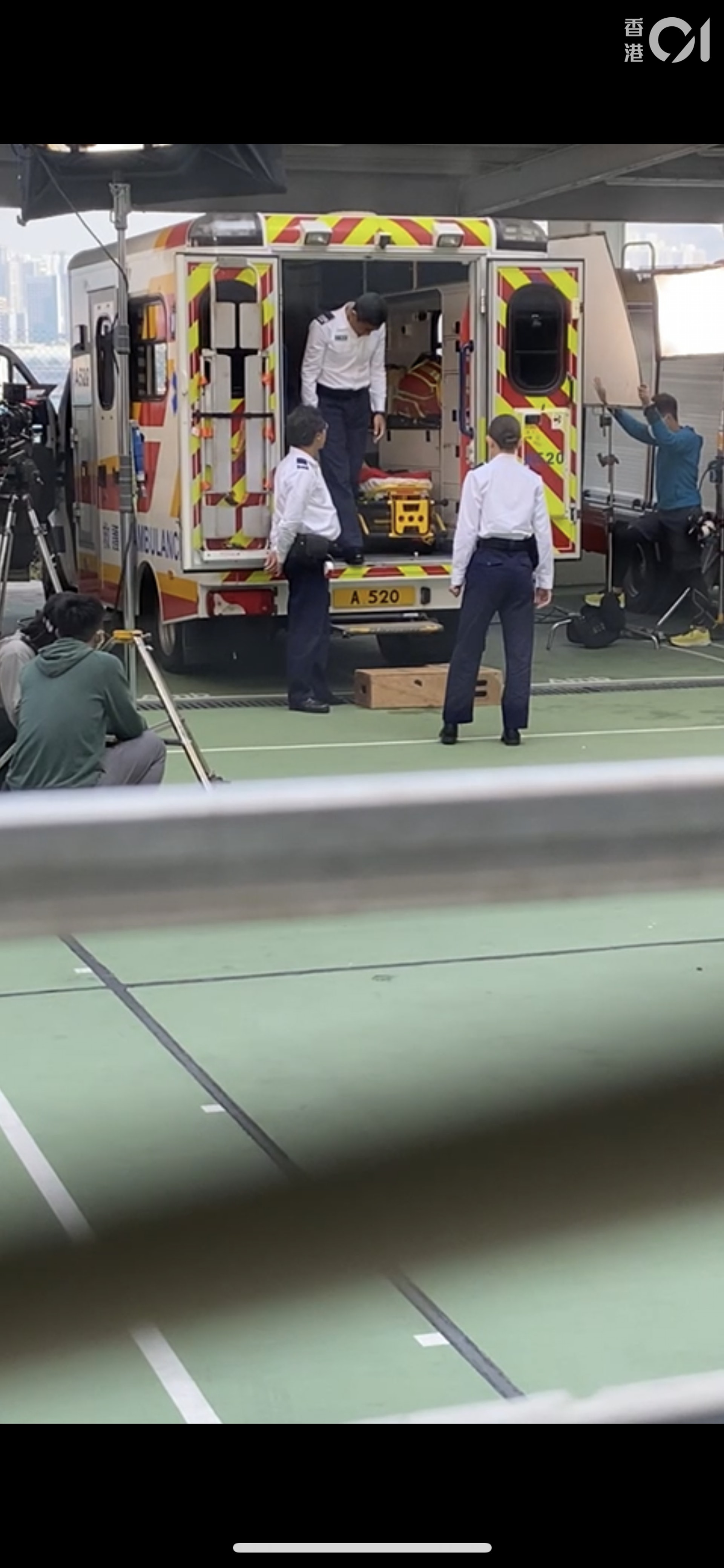 行落救護車。 行落救護車。
