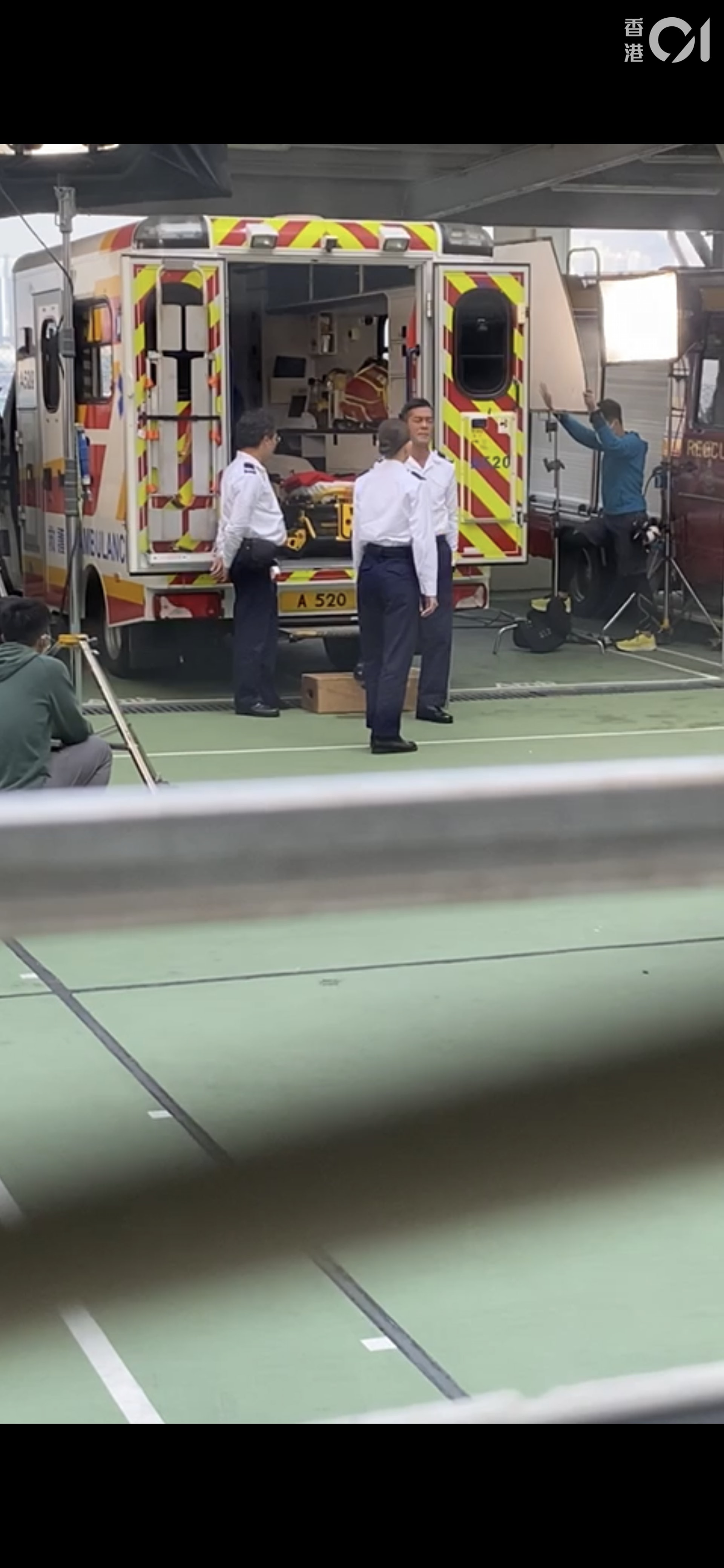 行落救護車。 行落救護車。