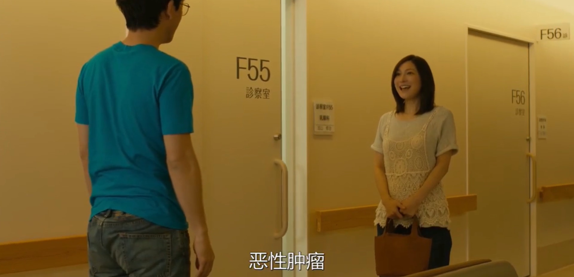 他們本該如那些美好的愛戀一樣幸福,但命運猝不及防地和他們開了個小小的玩笑。結婚前夕,千惠被查出來患了乳腺癌,左胸全部切除。就這樣,信武最愛的女人成了癌症患者。(《小花的味噌湯》) 他們本該如那些美好的愛戀一樣幸福,但命運猝不及防地和他們開了個小小的玩笑。結婚前夕,千惠被查出來患了乳腺癌,左胸全部切除。就這樣,信武最愛的女人成了癌症患者。(《小花的味噌湯》)