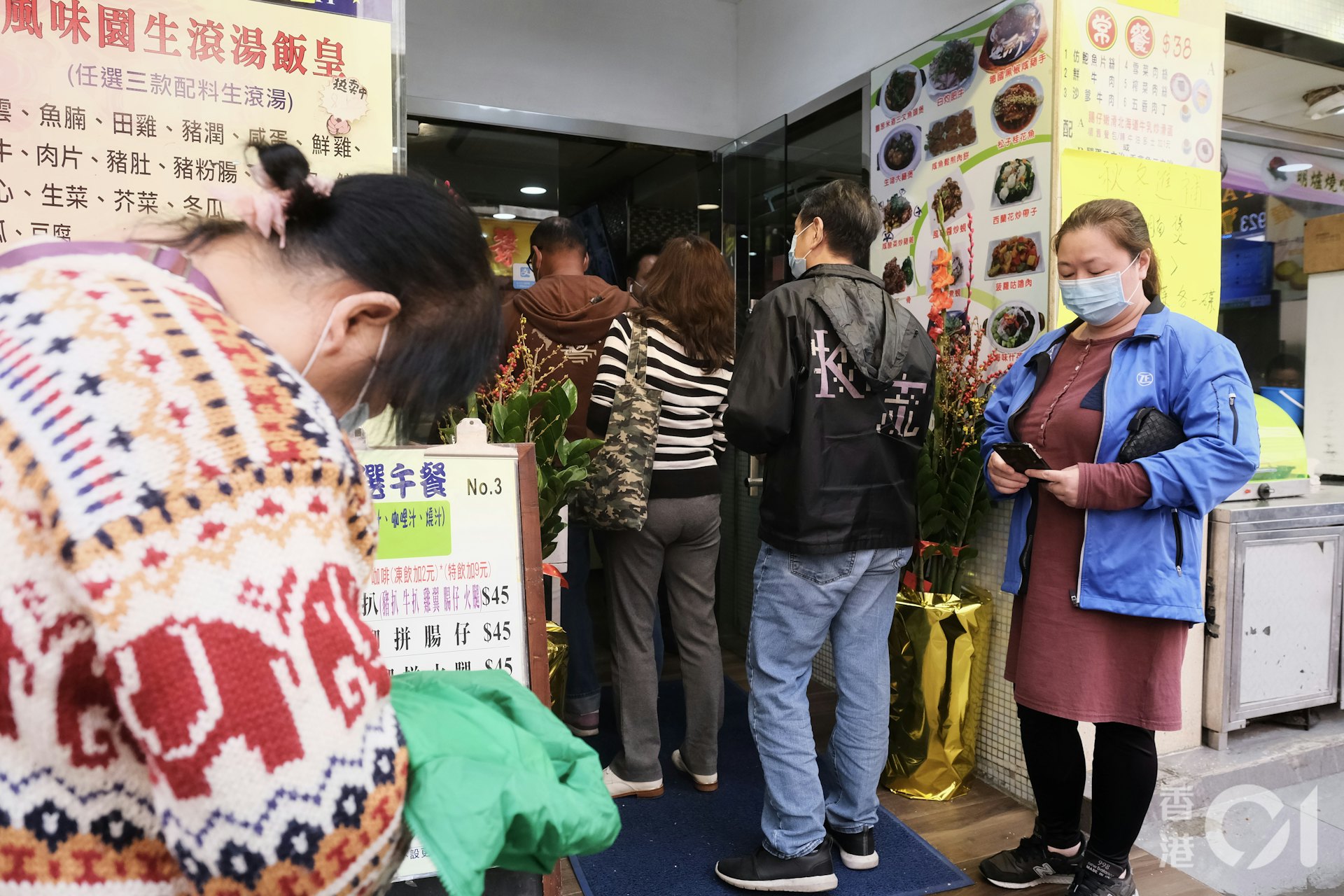 【3月4日社交距離措施延續兩周】2社交距離措施延續,包括食肆堂食延長至晚上10時、每枱人數維持4人,食客進入食肆前須掃描「安心出行」二維碼或登記個人資料。(資料圖片/歐嘉樂攝) 【3月4日社交距離措施延續兩周】2社交距離措施延續,包括食肆堂食延長至晚上10時、每枱人數維持4人,食客進入食肆前須掃描「安心出行」二維碼或登記個人資料。(資料圖片/歐嘉樂攝)