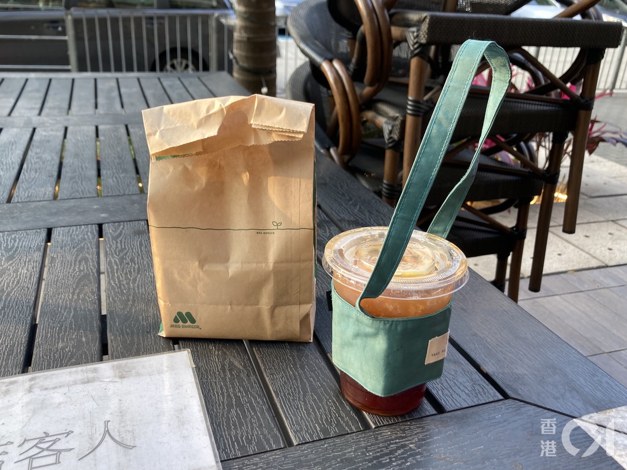 今日下午5時,新蒲崗MOS BURGER的食客不多,以堂食為主。(歐陽德浩攝) 今日下午5時,新蒲崗MOS BURGER的食客不多,以堂食為主。(歐陽德浩攝)