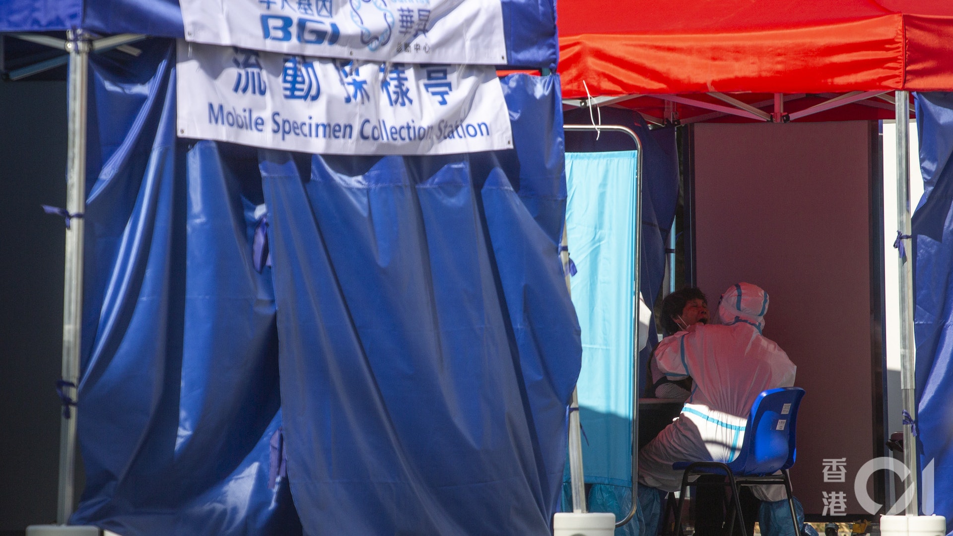 華大錯誤輸入14名市民資料 政府發警告 續停派流動採樣合約 華大錯誤輸入14名市民資料 政府發警告 續停派流動採樣合約