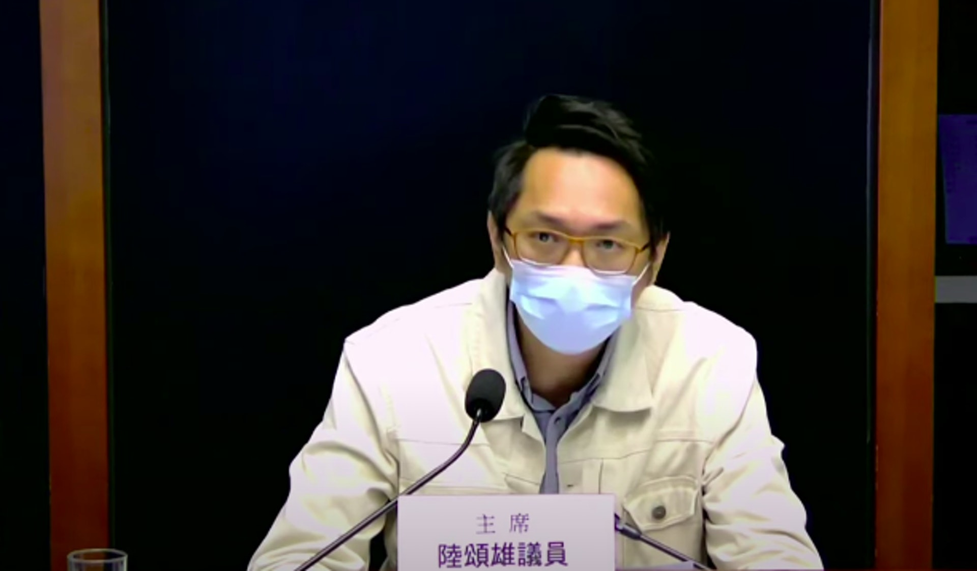 立法會人力事務委員會舉行會議,工聯會陸頌雄提交私人條例草案,要求將最低工資的檢討周期由每兩年改為每年一次。 立法會人力事務委員會舉行會議,工聯會陸頌雄提交私人條例草案,要求將最低工資的檢討周期由每兩年改為每年一次。