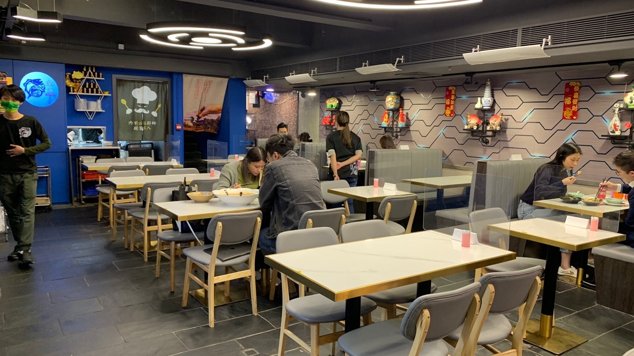 晚市堂食首天解禁 餐廳普遍冷清未受惠 火鍋店周末預約已爆滿 晚市堂食首天解禁 餐廳普遍冷清未受惠 火鍋店周末預約已爆滿