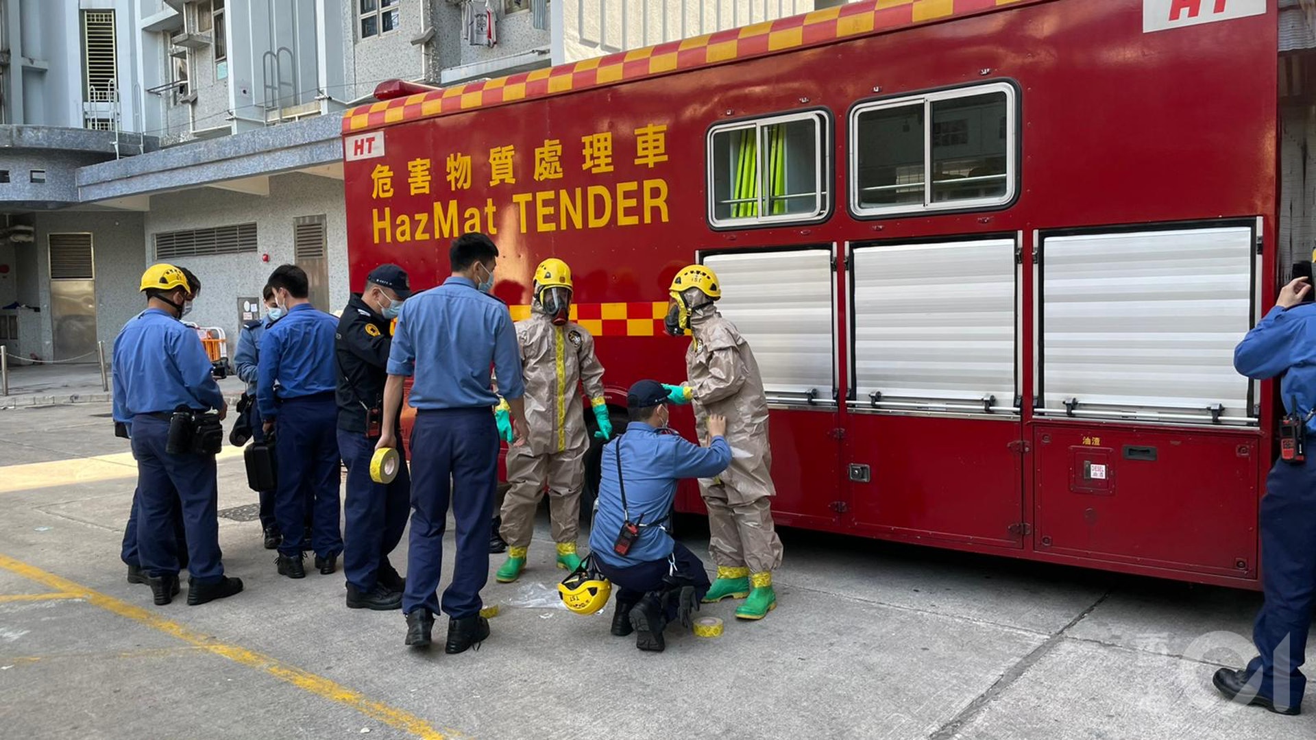 元州邨庇護工場現可疑品消防員穿全套保護衣查為滅火筒粉末 元州邨庇護工場現可疑品消防員穿全套保護衣查為滅火筒粉末