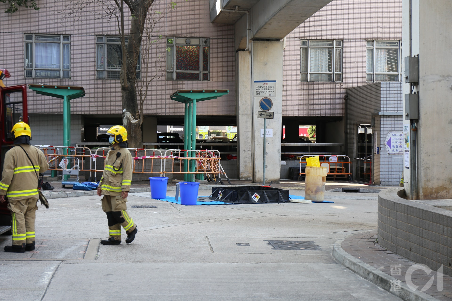 元州邨庇護工場現可疑品消防員穿全套保護衣查為滅火筒粉末 元州邨庇護工場現可疑品消防員穿全套保護衣查為滅火筒粉末