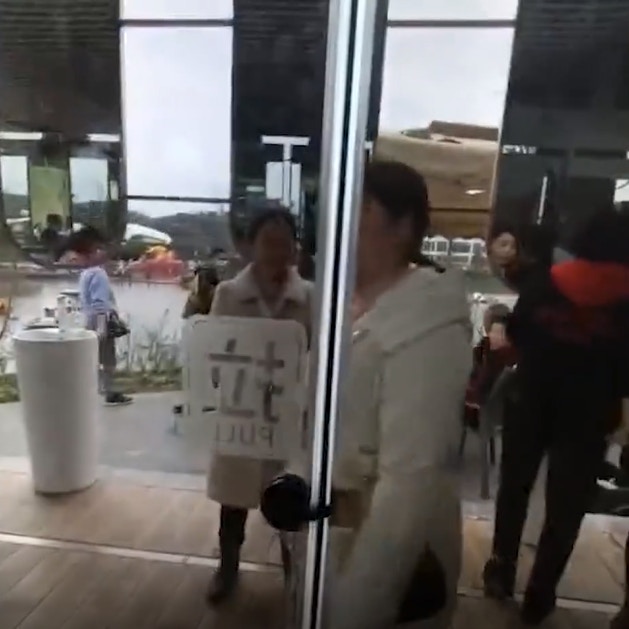 四川省樂山市某商場的公共廁所，安裝了單向全透明鋼化玻璃門。（漩渦視頻）