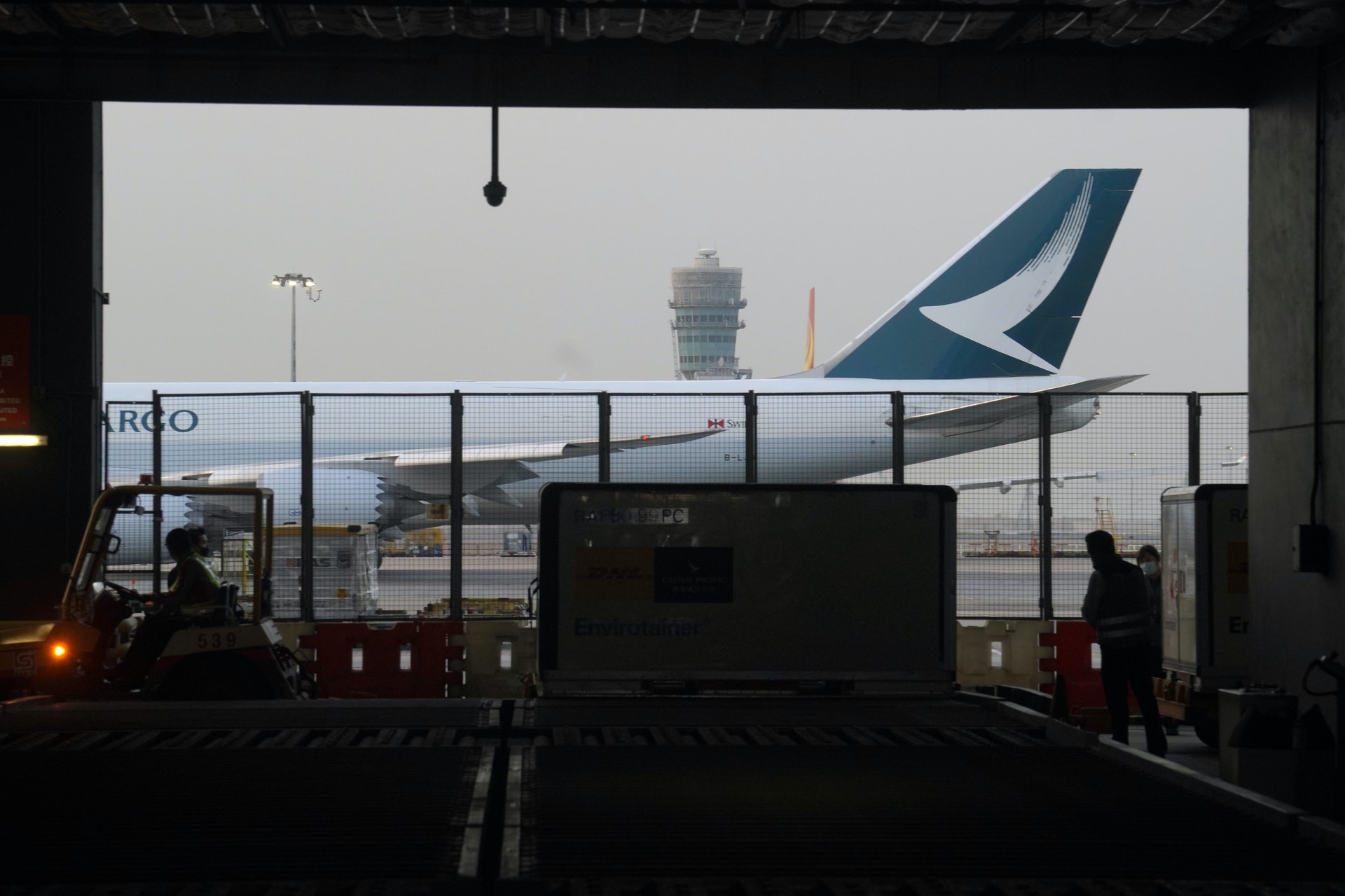 2021年2月19日,首批100萬劑科興疫苗於約5時半,由北京空運抵港。(美聯社) 2021年2月19日,首批100萬劑科興疫苗於約5時半,由北京空運抵港。(美聯社)
