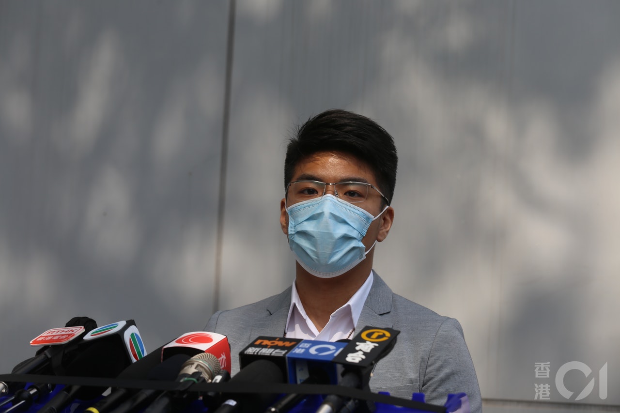 黃大仙警區刑事調查隊第六隊案件主管何璋暉督察交代案情。(陳諾希攝) 黃大仙警區刑事調查隊第六隊案件主管何璋暉督察交代案情。(陳諾希攝)