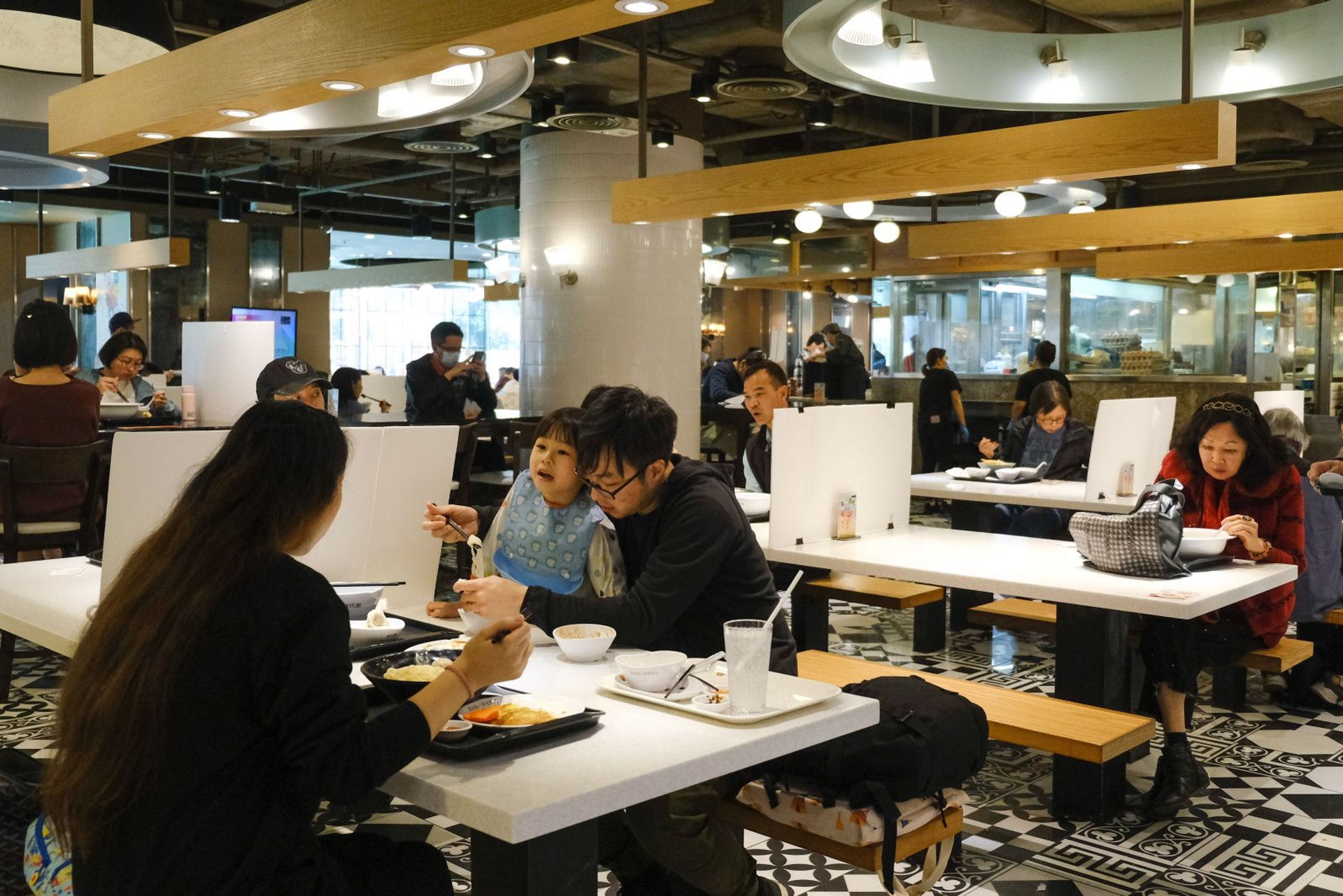 特首林鄭月娥4月12日宣布,若食肆所有員工都已接種第一劑疫苗,可由4人一枱放寬至6人,堂食時間延至午夜12時。但食客必須使用安心出行,維持50%入座率,宴會維持20人。未有落實時間。(資料圖片/廖雁雄攝) 特首林鄭月娥4月12日宣布,若食肆所有員工都已接種第一劑疫苗,可由4人一枱放寬至6人,堂食時間延至午夜12時。但食客必須使用安心出行,維持50%入座率,宴會維持20人。未有落實時間。(資料圖片/廖雁雄攝)