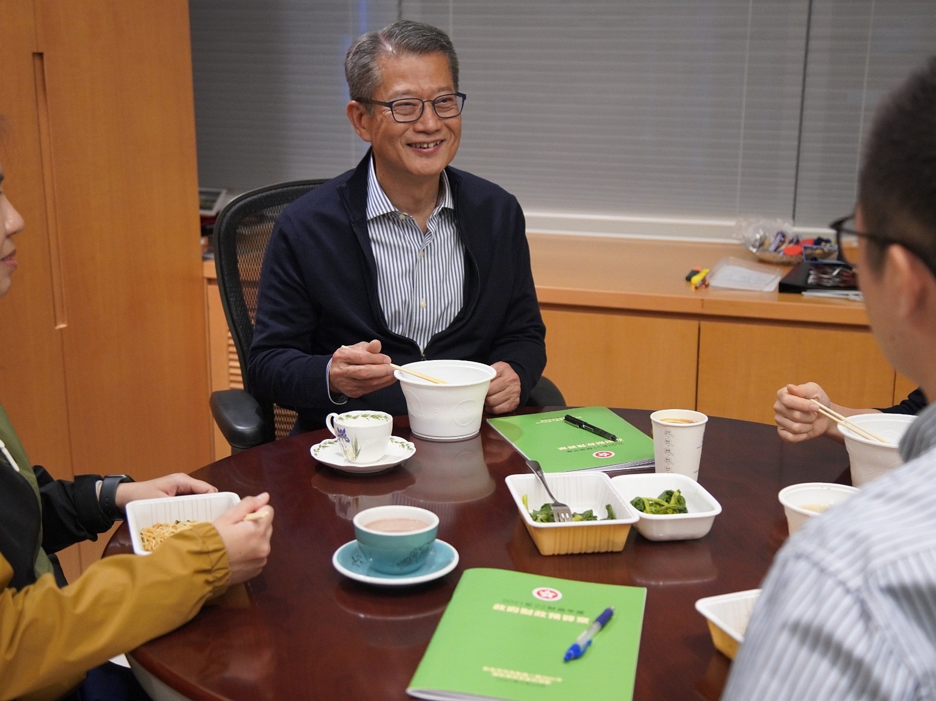 陳茂波寄語市民樂觀面對,「不論餸菜多寡,仍然可以有講有笑,積極樂觀地面對。」(陳茂波網誌圖片) 陳茂波寄語市民樂觀面對,「不論餸菜多寡,仍然可以有講有笑,積極樂觀地面對。」(陳茂波網誌圖片)