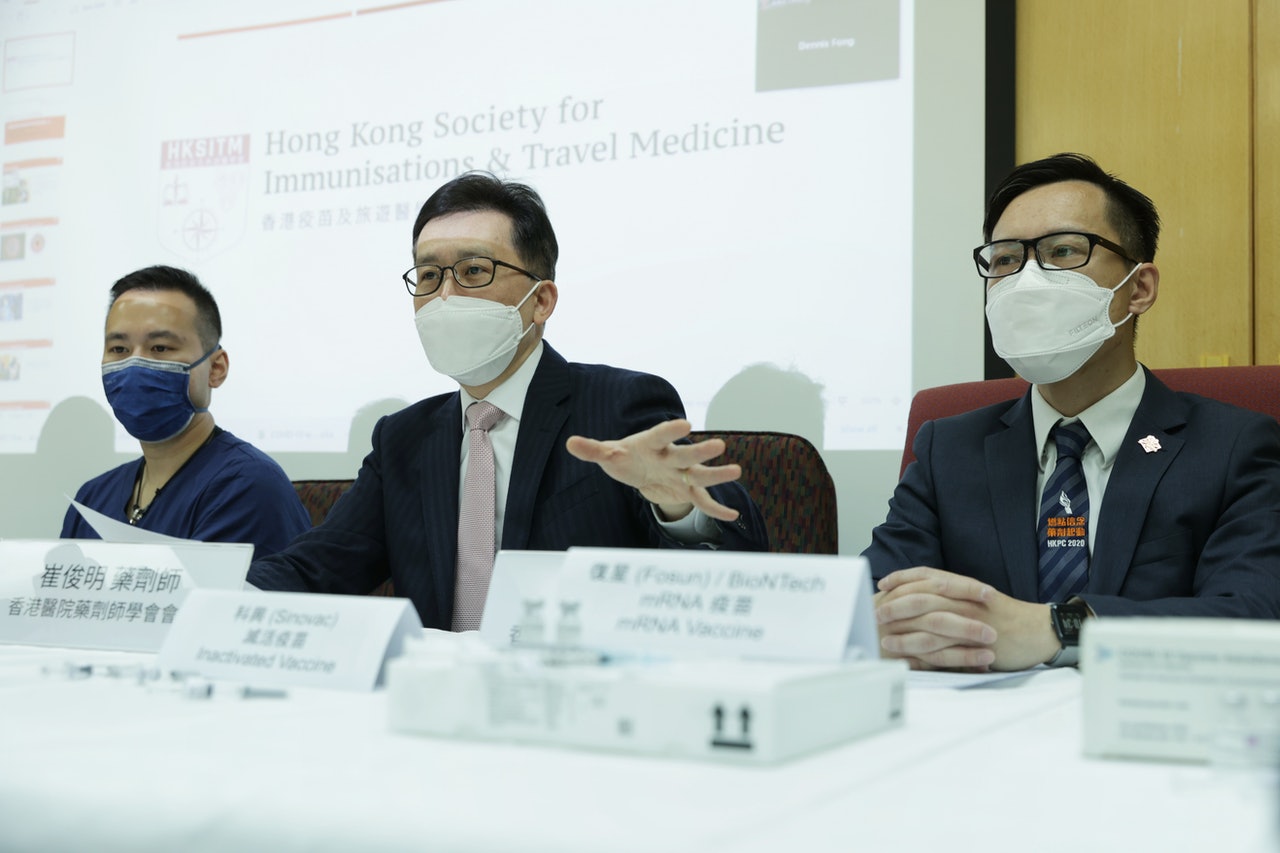 香港醫院藥劑師學會及香港疫苗及旅遊醫學會,今日與兩名於英國倫參與疫苗接種計劃的英國藥劑師,分享當地疫苗中心的經驗。(黃偉倫攝) 香港醫院藥劑師學會及香港疫苗及旅遊醫學會,今日與兩名於英國倫參與疫苗接種計劃的英國藥劑師,分享當地疫苗中心的經驗。(黃偉倫攝)