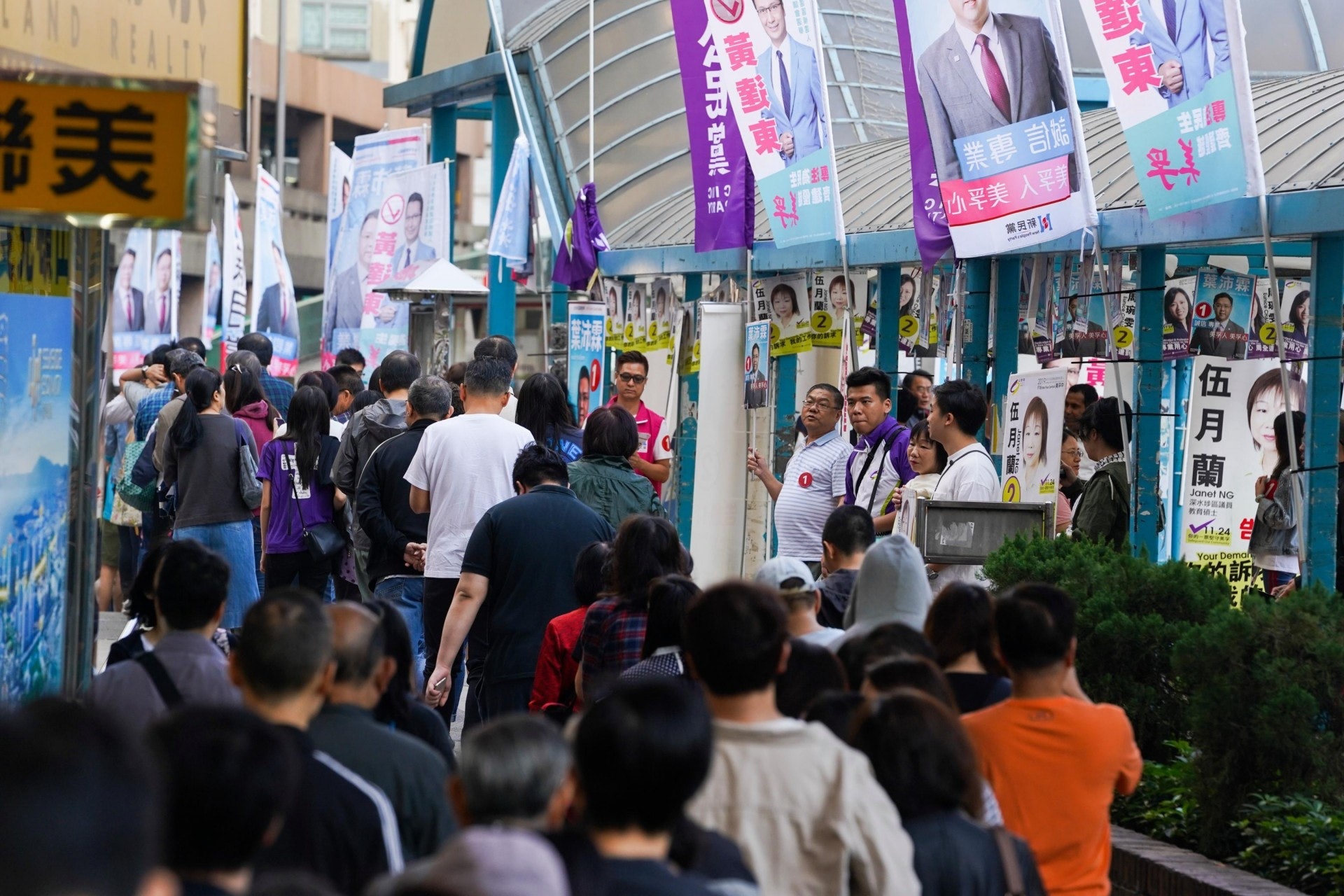 2019年區議會選舉民主派大勝,撼動政界版圖。不過一旦相關改革落實,民主派影響力可能大大降低。(資料圖片) 2019年區議會選舉民主派大勝,撼動政界版圖。不過一旦相關改革落實,民主派影響力可能大大降低。(資料圖片)