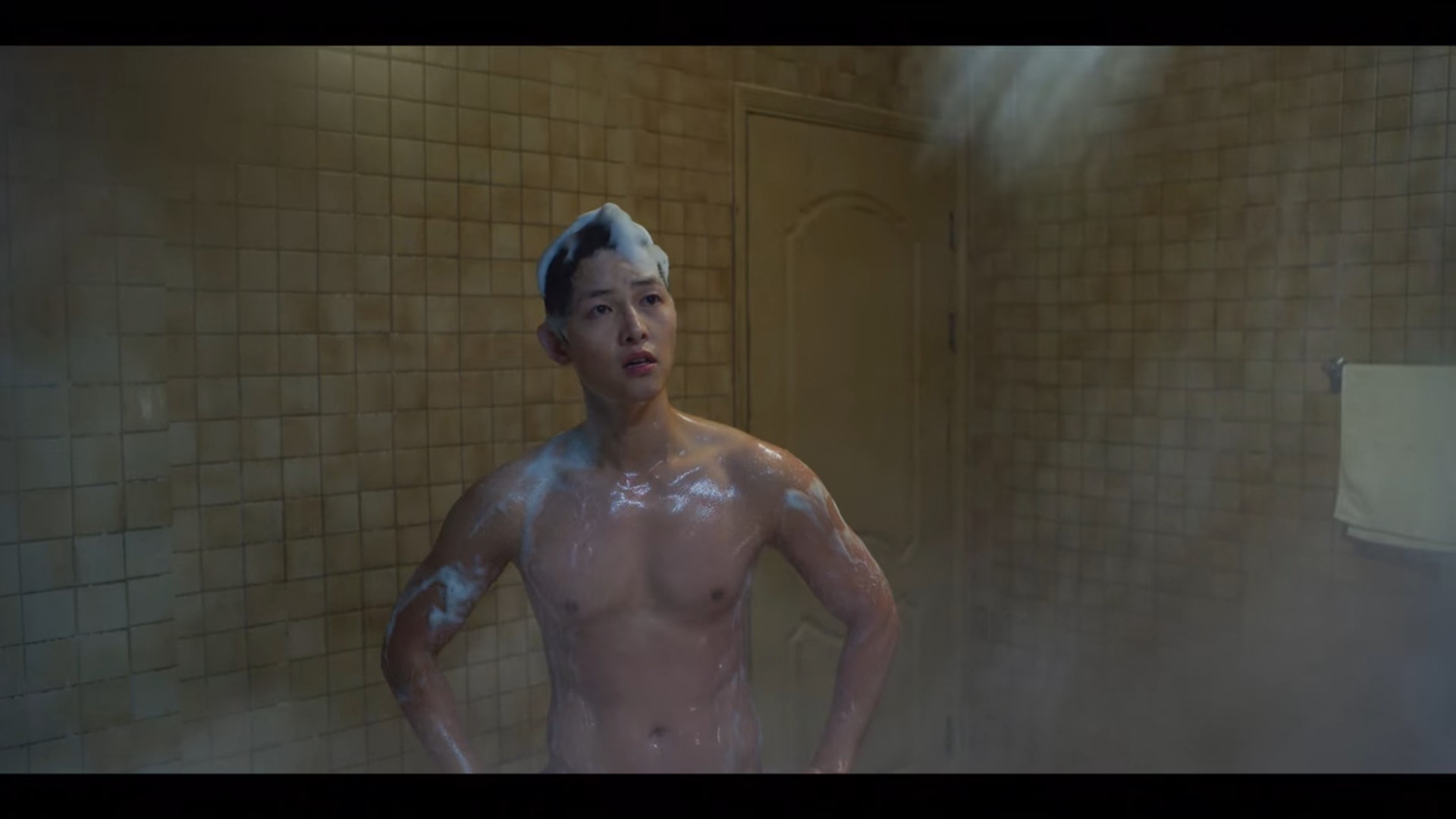 宋仲基沖涼時停水,雖然場面搞笑但胸肌更吸睛。(Netflix截圖) 宋仲基沖涼時停水,雖然場面搞笑但胸肌更吸睛。(Netflix截圖)