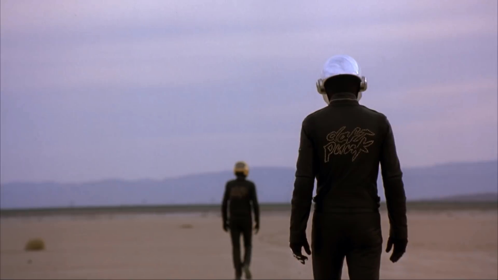 Daft Punk出場,大家以為再有新歌面世。(影片截圖) Daft Punk出場,大家以為再有新歌面世。(影片截圖)