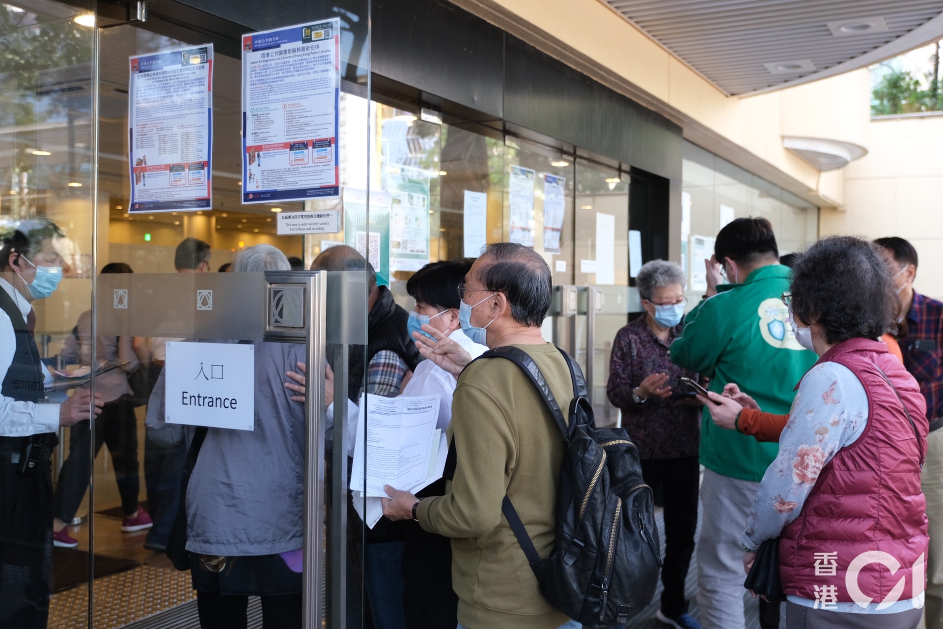 2月23日,約200名屬5類優先群組人士到中央圖書館的接種中心接種疫苗。(盧翊銘攝) 2月23日,約200名屬5類優先群組人士到中央圖書館的接種中心接種疫苗。(盧翊銘攝)