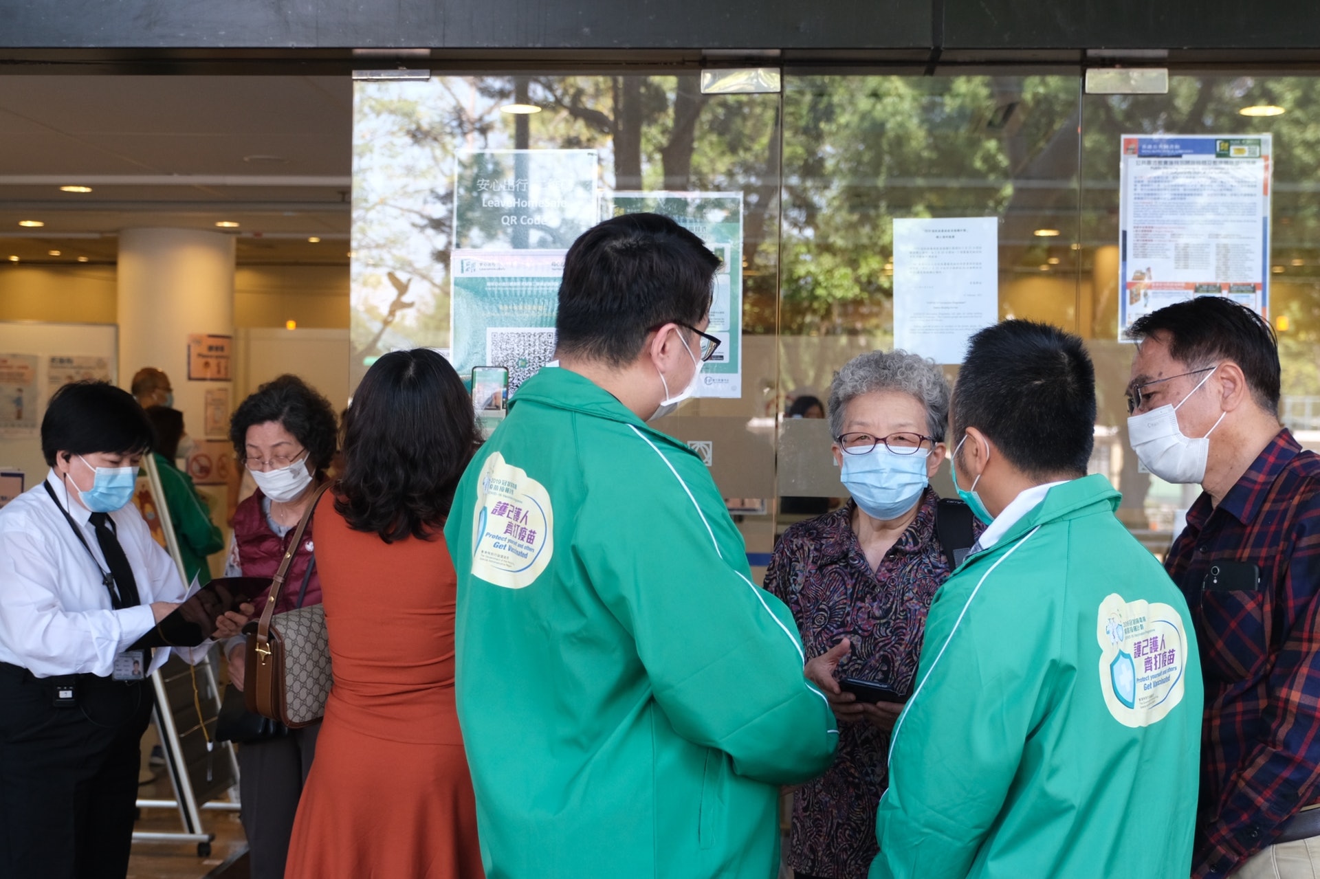 2月23日,約200名屬5類優先群組人士到中央圖書館的接種中心接種疫苗。(盧翊銘攝) 2月23日,約200名屬5類優先群組人士到中央圖書館的接種中心接種疫苗。(盧翊銘攝)