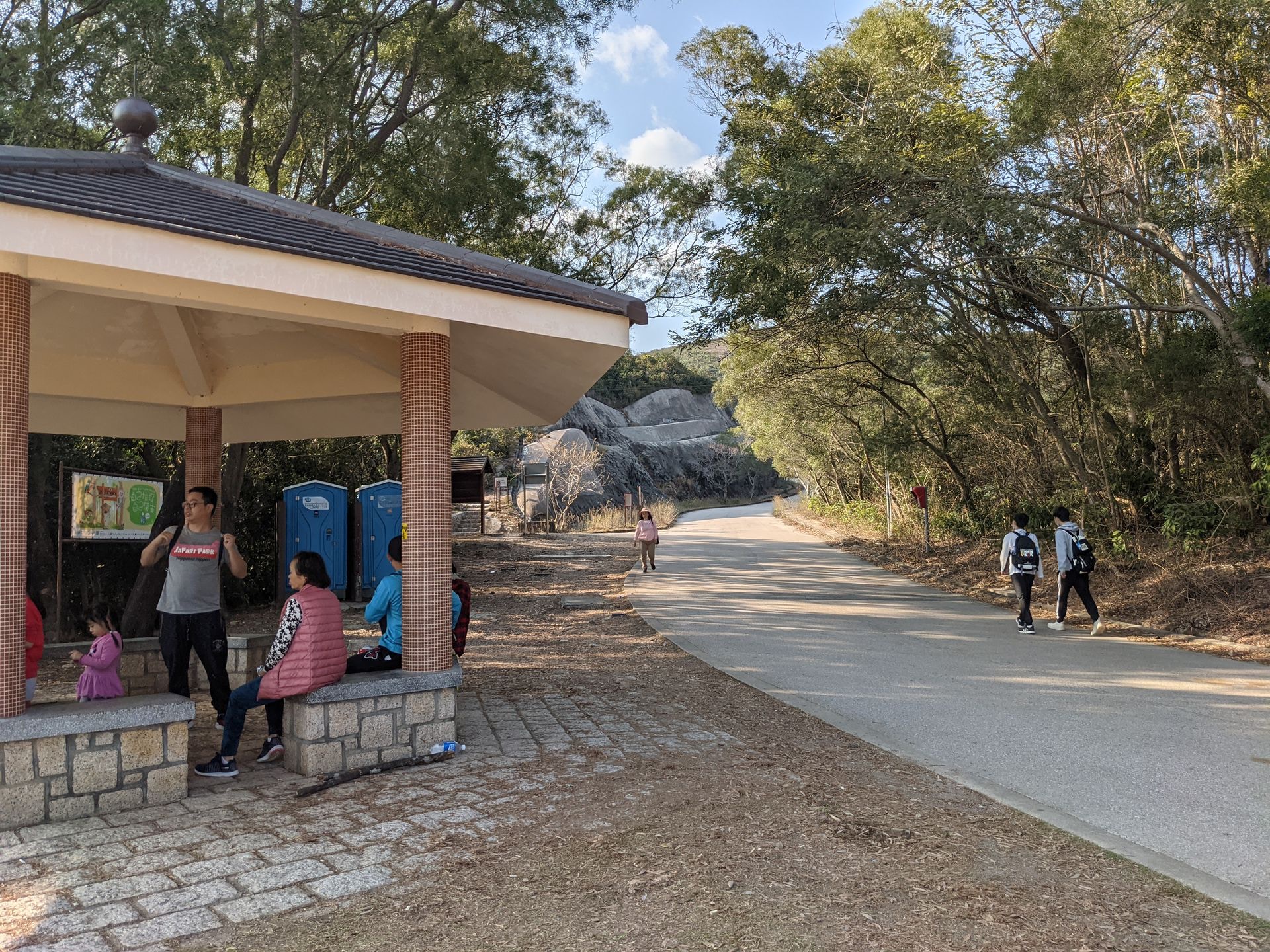 據悉，《預算案》將增撥資源分階段優化郊野公園設施，包括增加營地及野外活動，加設觀景台、亦會改善公廁，涉及數億元開支。當局亦會撥款修復郊區歷史遺跡，例如大潭郊野公園的戰時爐灶，會加設歷史背景的解說。（李琬瑩攝）