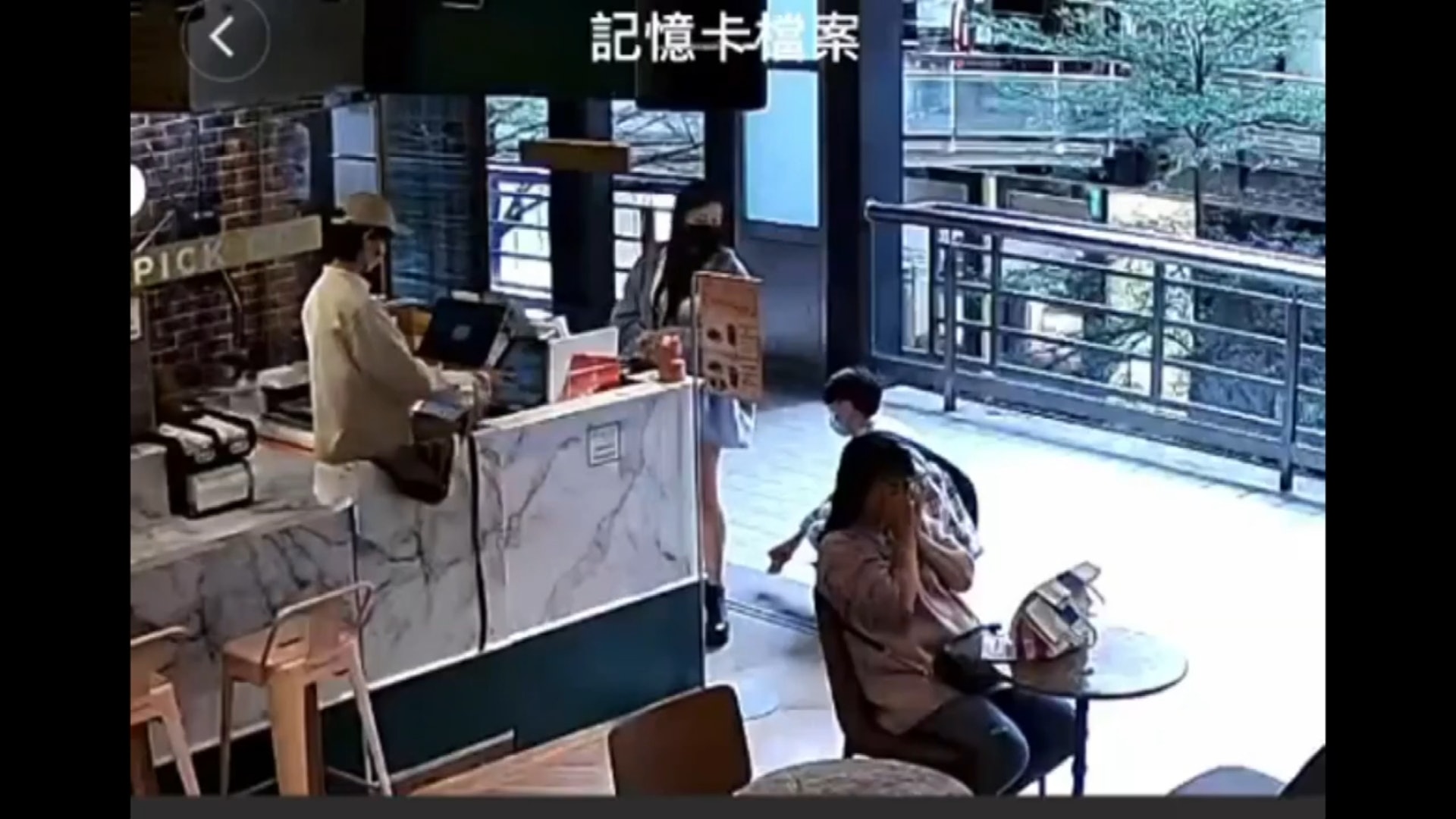 一名台灣青年於信義區新光三越偷拍陌生女子裙底,過程遭監器拍下。(YouTube@ronricocat) 一名台灣青年於信義區新光三越偷拍陌生女子裙底,過程遭監器拍下。(YouTube@ronricocat)