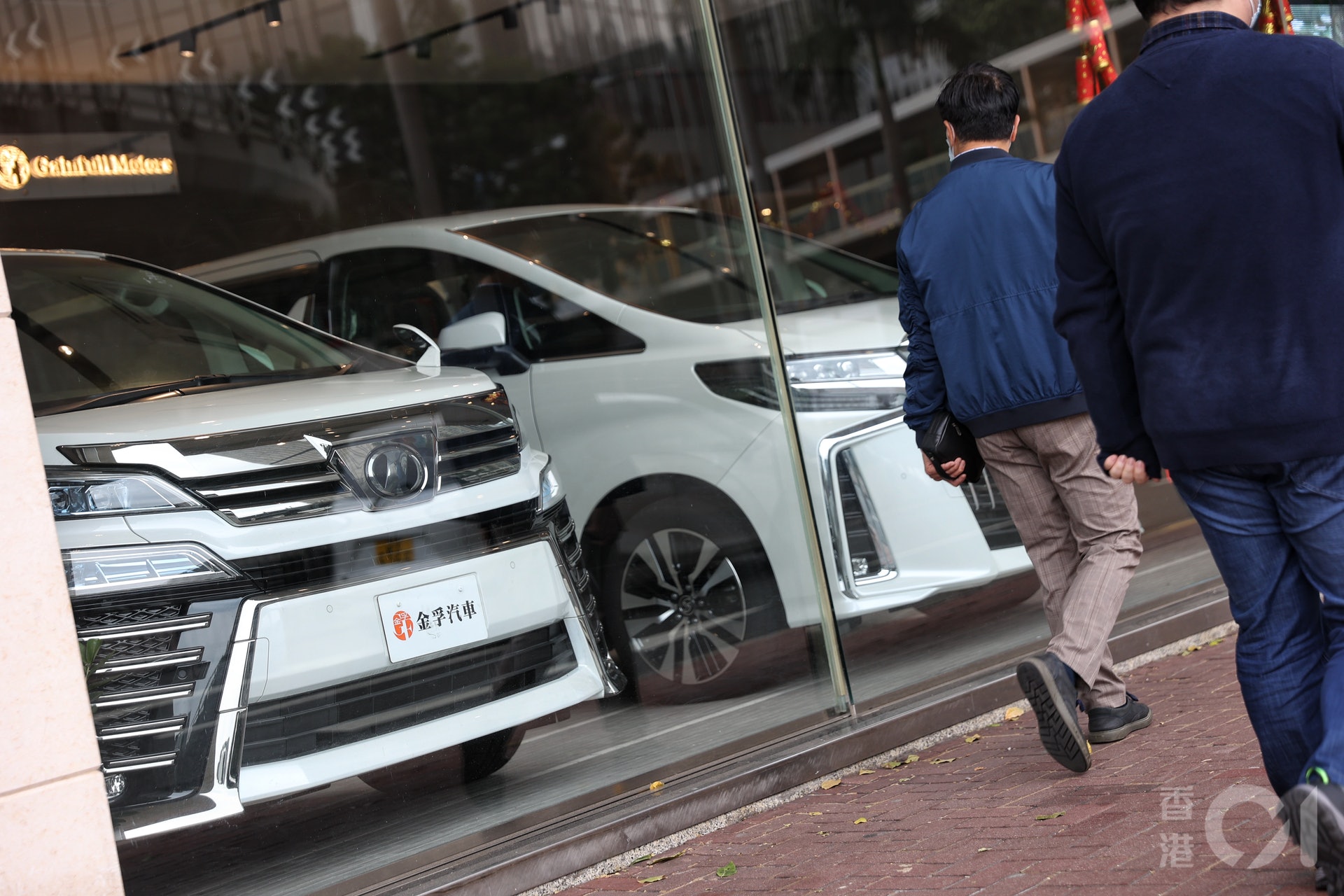 2月24日,政府上調私家車的首次登記稅稅率15%,以及私家車及電動客車的車輛牌照每年牌照費三成。(鄭子峰攝) 2月24日,政府上調私家車的首次登記稅稅率15%,以及私家車及電動客車的車輛牌照每年牌照費三成。(鄭子峰攝)