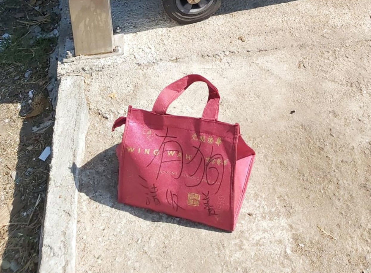 未開眼狗b遭遺棄藏保溫袋放垃圾站暴曬全身蝨網民鬧爆棄養者 香港01 熱爆話題