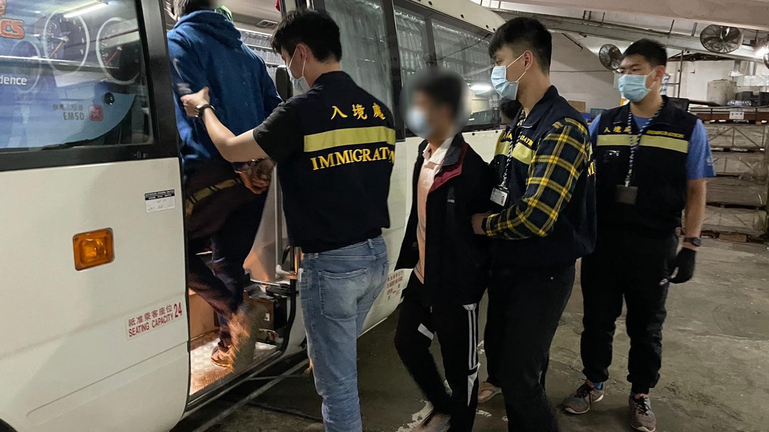 入境處打擊黑工行動搜查洗衣工場 按摩店等31處拘15人 香港01 社會新聞 入境處打擊黑工行動搜查洗衣工場 按摩店等31處拘15人 香港01 社會新聞