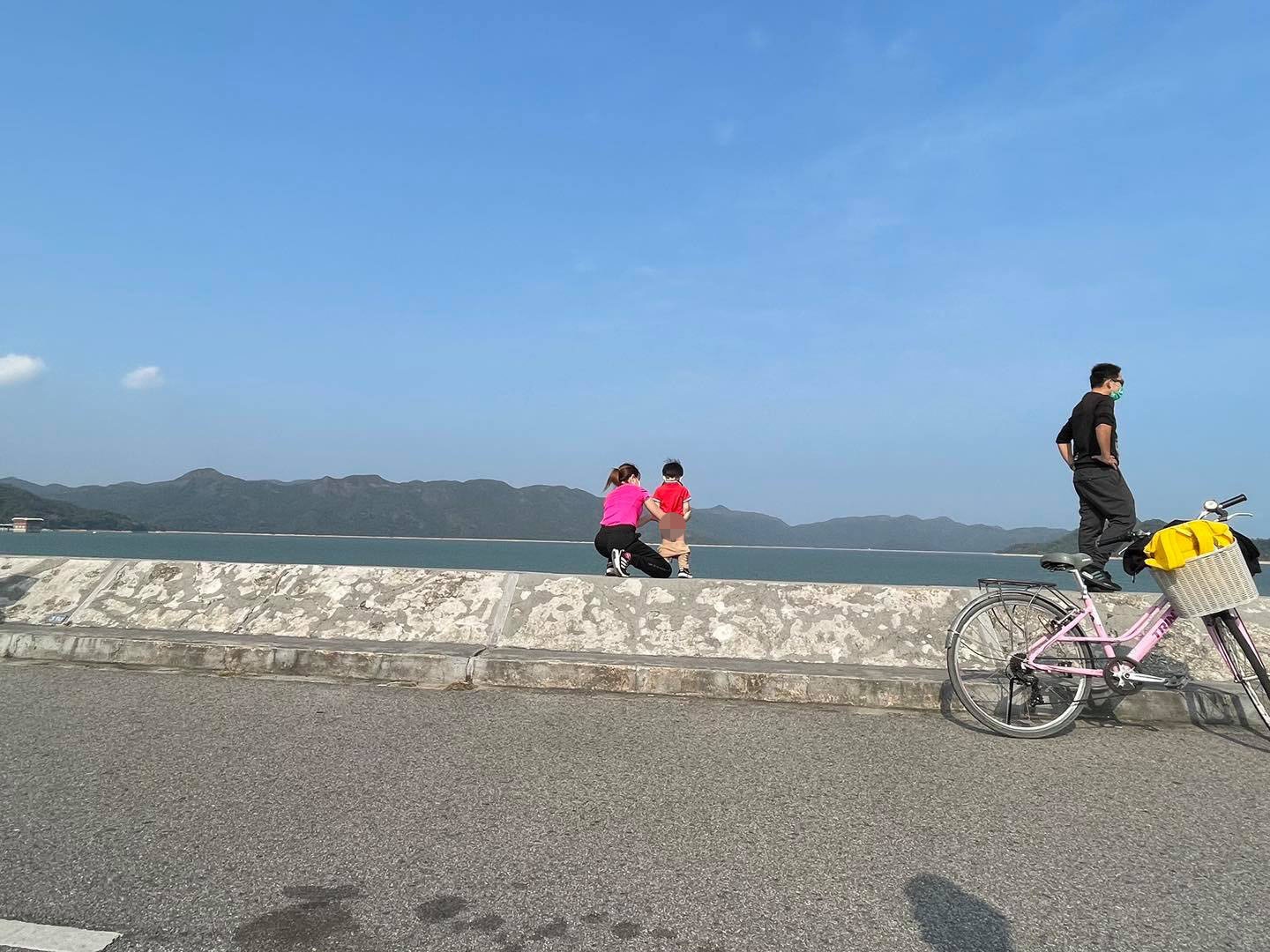 有網民在大尾篤目擊1名港媽教兒子在湖邊小便，更從旁鼓勵「屙得好」。（fb專頁「生仔要考牌系列」）