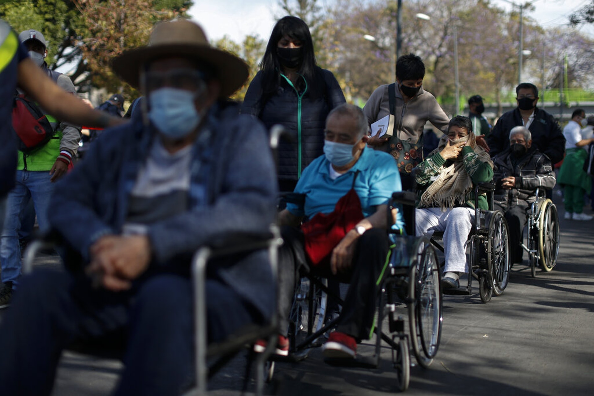 墨西哥新冠肺炎疫情:圖為2月24日在墨西哥城,長者排隊等候接種疫苗。(AP) 墨西哥新冠肺炎疫情:圖為2月24日在墨西哥城,長者排隊等候接種疫苗。(AP)