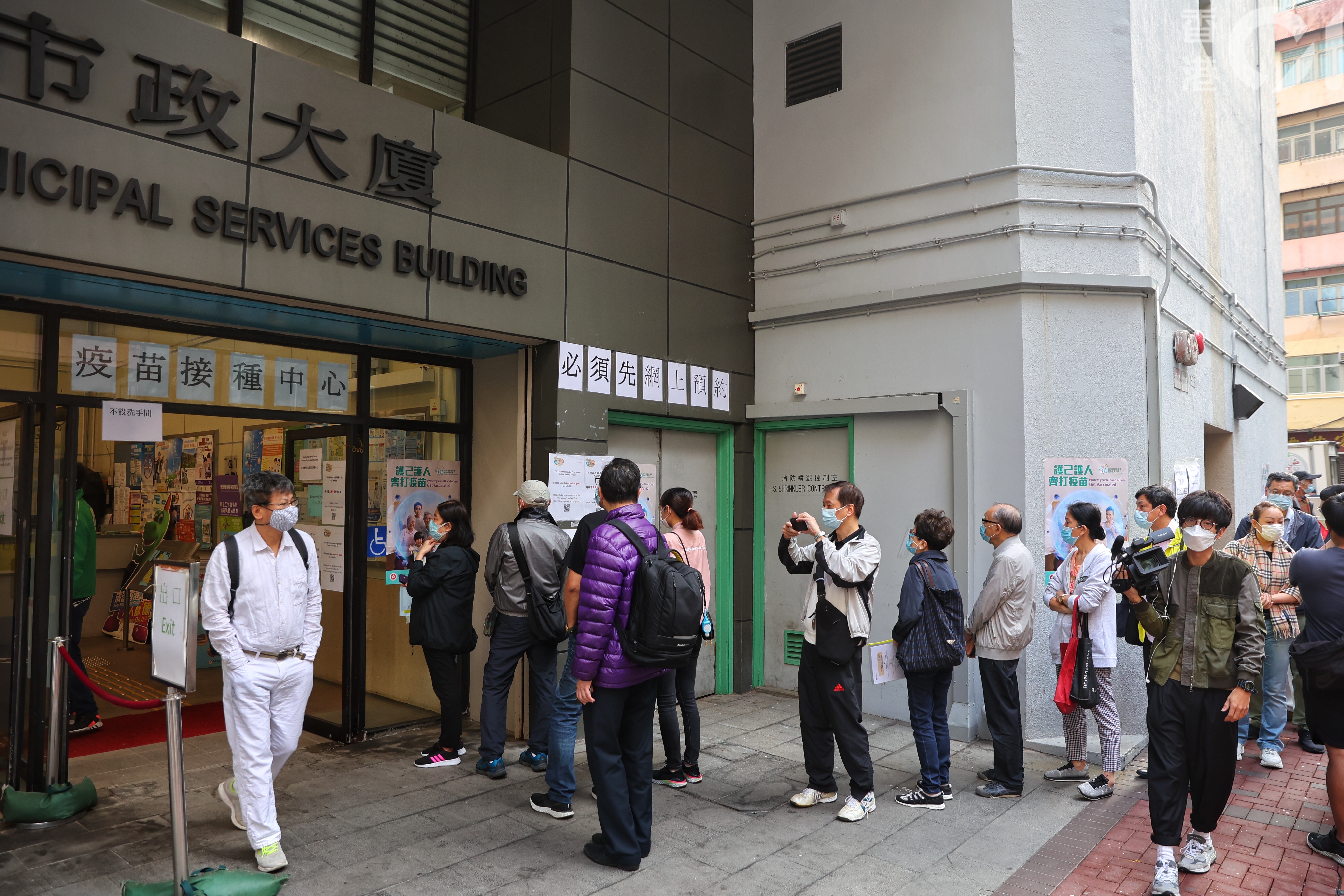 2021年2月26日，疫苗接種計劃正式開始，屬於優先群組的市民到官涌體育館接種疫苗。（羅君豪攝）