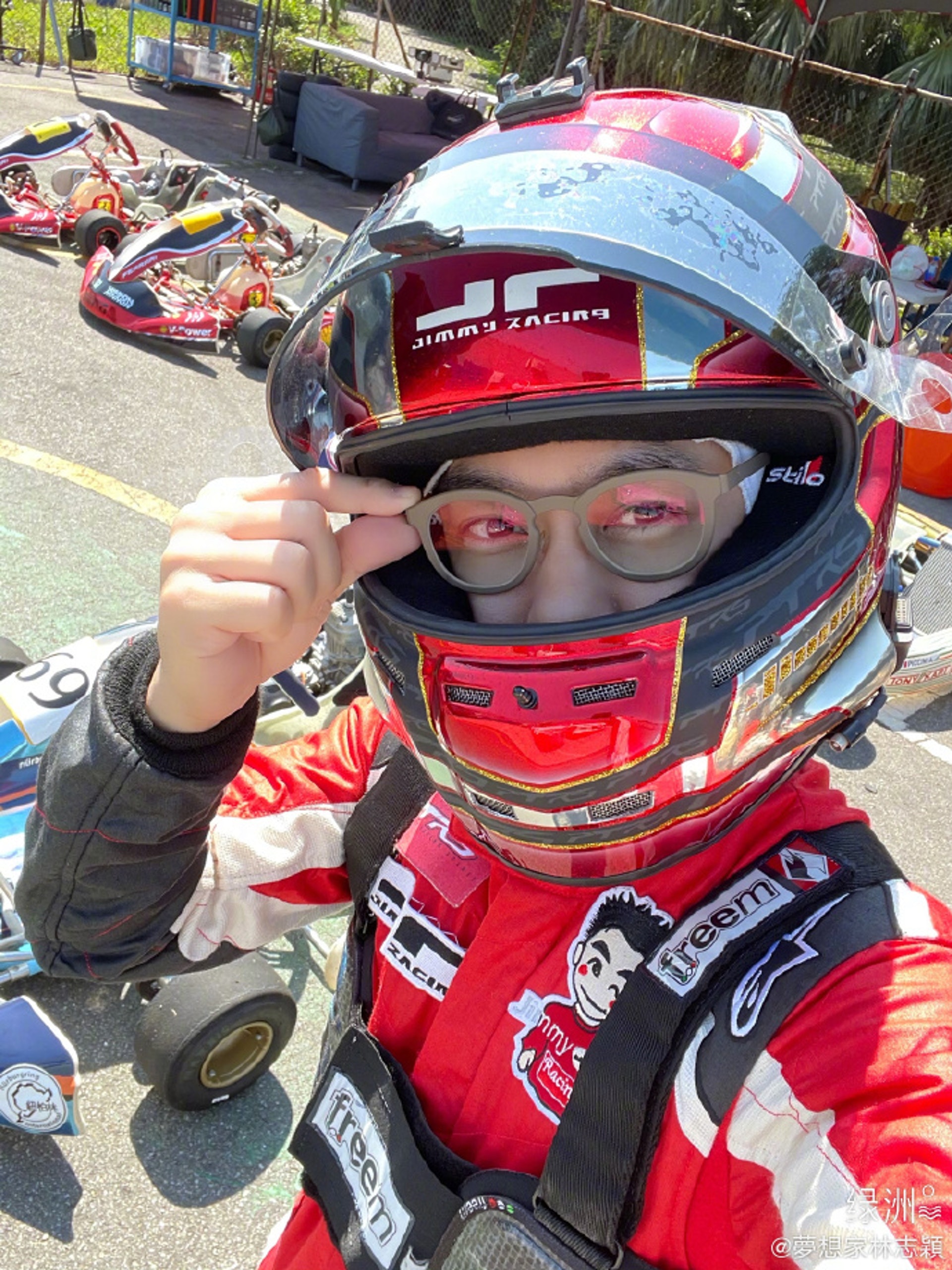 林志穎指:「為了開賽車時能看得更遠更清楚,我人生的第一只眼鏡」穿著賽車服、戴埋安全帽,加上生平第一副眼鏡,幾乎將他的臉全部遮住,但依然無損帥氣樣貌(微博@林志穎) 林志穎指:「為了開賽車時能看得更遠更清楚,我人生的第一只眼鏡」穿著賽車服、戴埋安全帽,加上生平第一副眼鏡,幾乎將他的臉全部遮住,但依然無損帥氣樣貌(微博@林志穎)