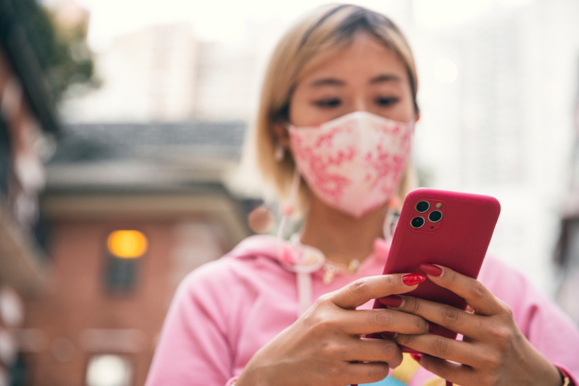 「80後」女生Hayley自廿多歳開始工作,只要沒有拍拖,都會玩交友App,曾遇到不錯的對象,也曾誤上「賊船」,無端參加了「多人運動船P」,直言:「我想跳海!」(黃寶瑩攝) 「80後」女生Hayley自廿多歳開始工作,只要沒有拍拖,都會玩交友App,曾遇到不錯的對象,也曾誤上「賊船」,無端參加了「多人運動船P」,直言:「我想跳海!」(黃寶瑩攝)