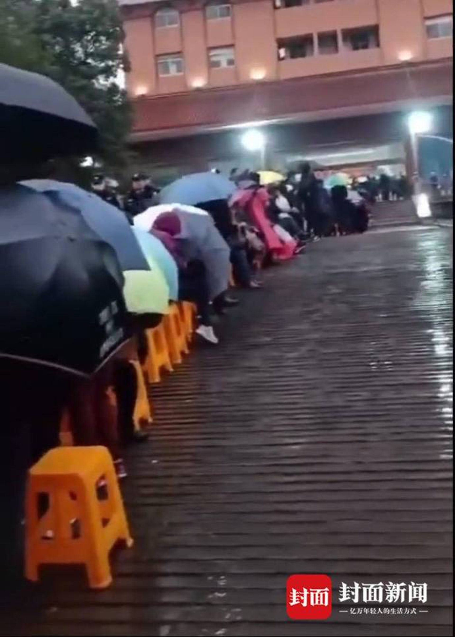 華西村某廣場大量人群冒雨排隊,疑似辦理財務方面的手續。(封面新聞) 華西村某廣場大量人群冒雨排隊,疑似辦理財務方面的手續。(封面新聞)