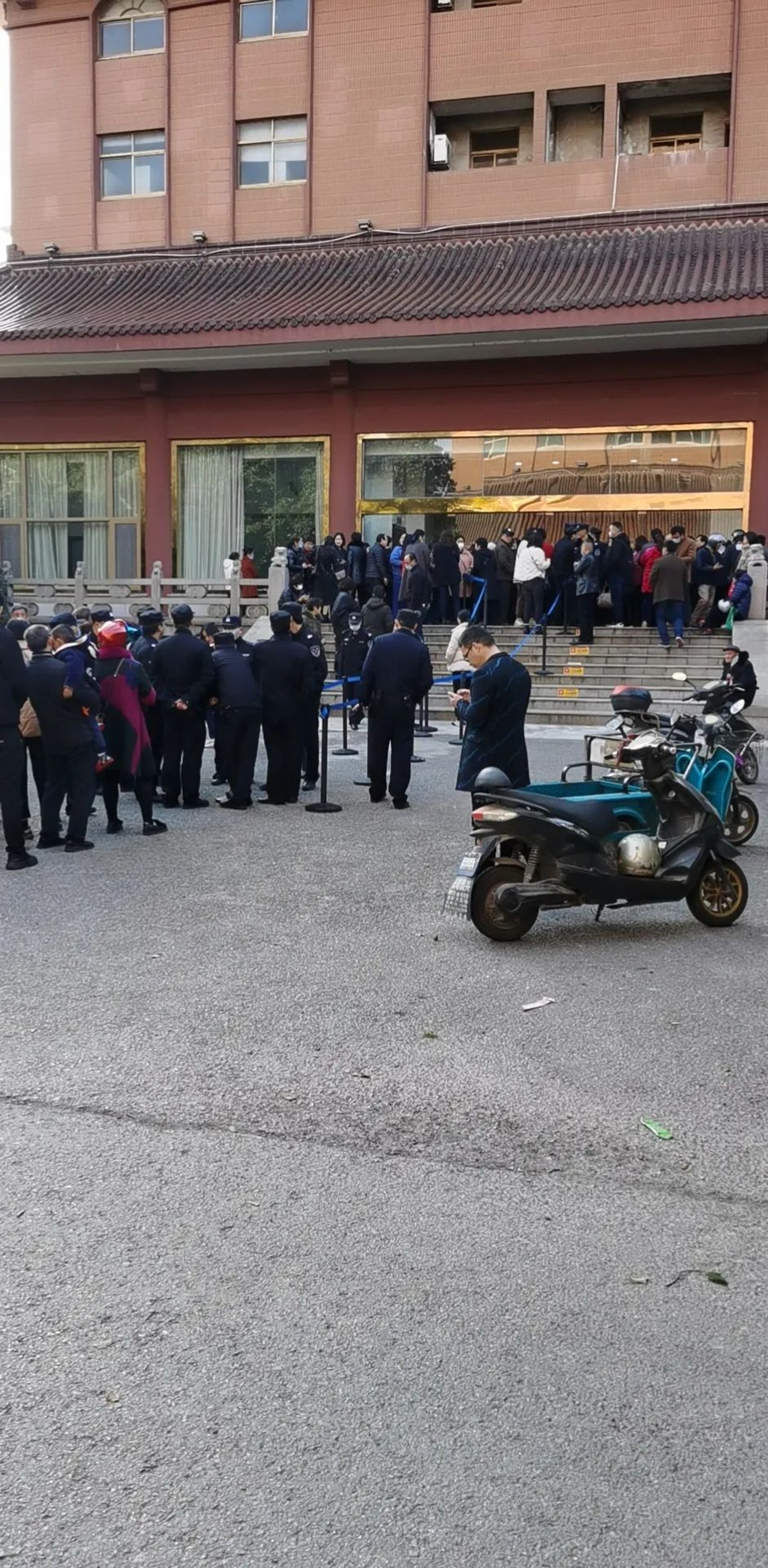 華西村某廣場大量人群冒雨排隊,疑似辦理財務方面的手續。(《財經》) 華西村某廣場大量人群冒雨排隊,疑似辦理財務方面的手續。(《財經》)