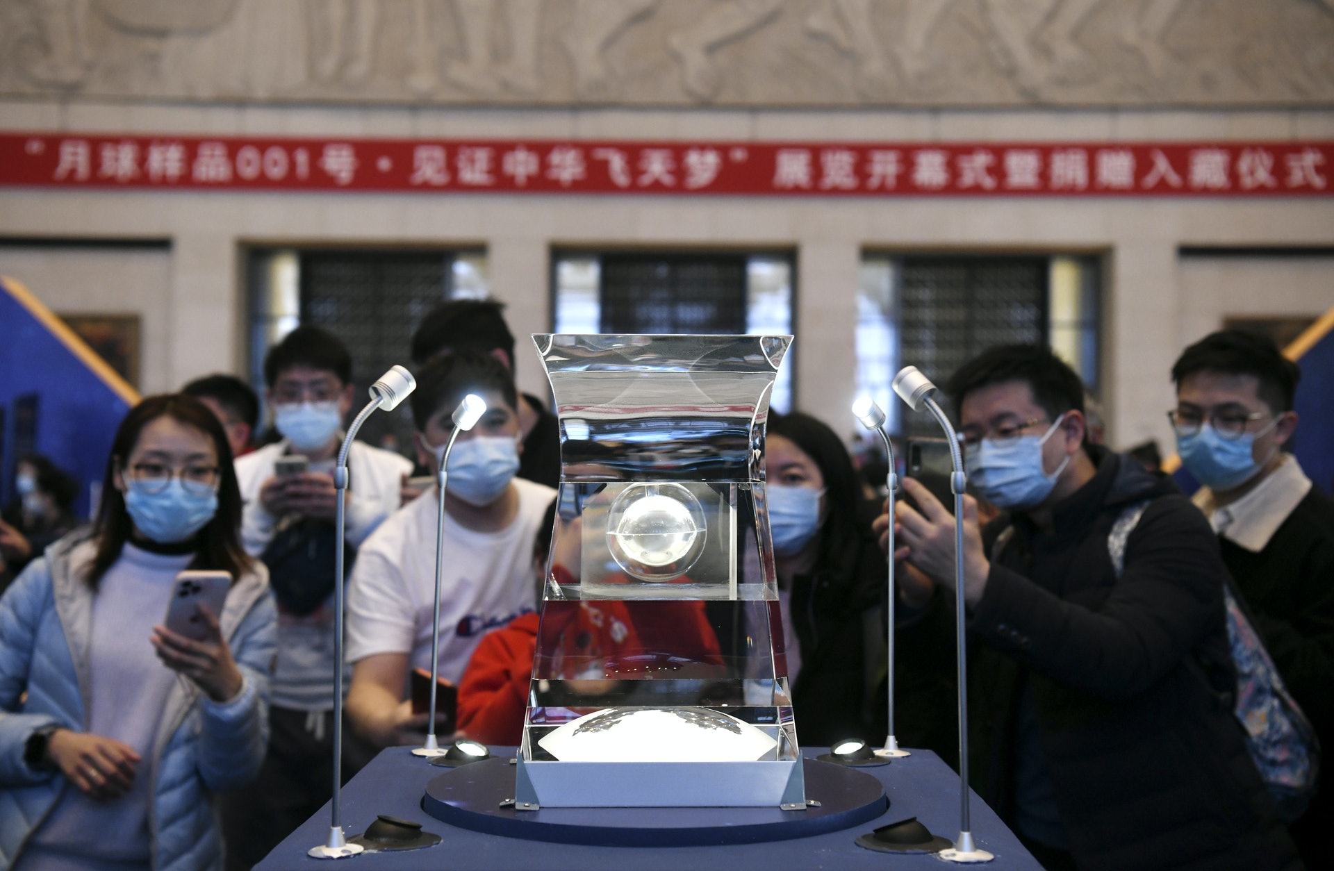 月壤在中國國家博物館公開展出。(新華社) 月壤在中國國家博物館公開展出。(新華社)