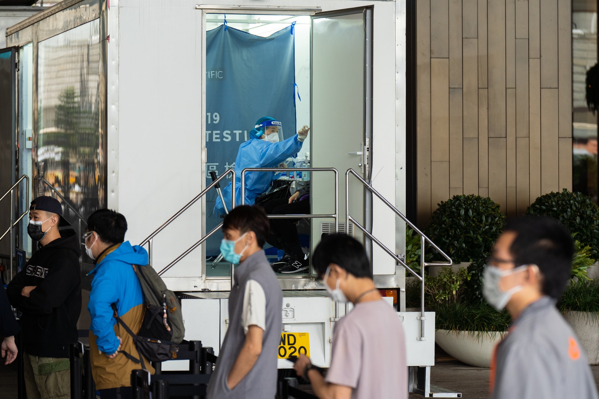 尖沙咀K11 Musea爆疫,2月28日及3月1日停業,員工須到流動檢測車接受採樣。(K11 MUSEA提供圖片) 尖沙咀K11 Musea爆疫,2月28日及3月1日停業,員工須到流動檢測車接受採樣。(K11 MUSEA提供圖片)