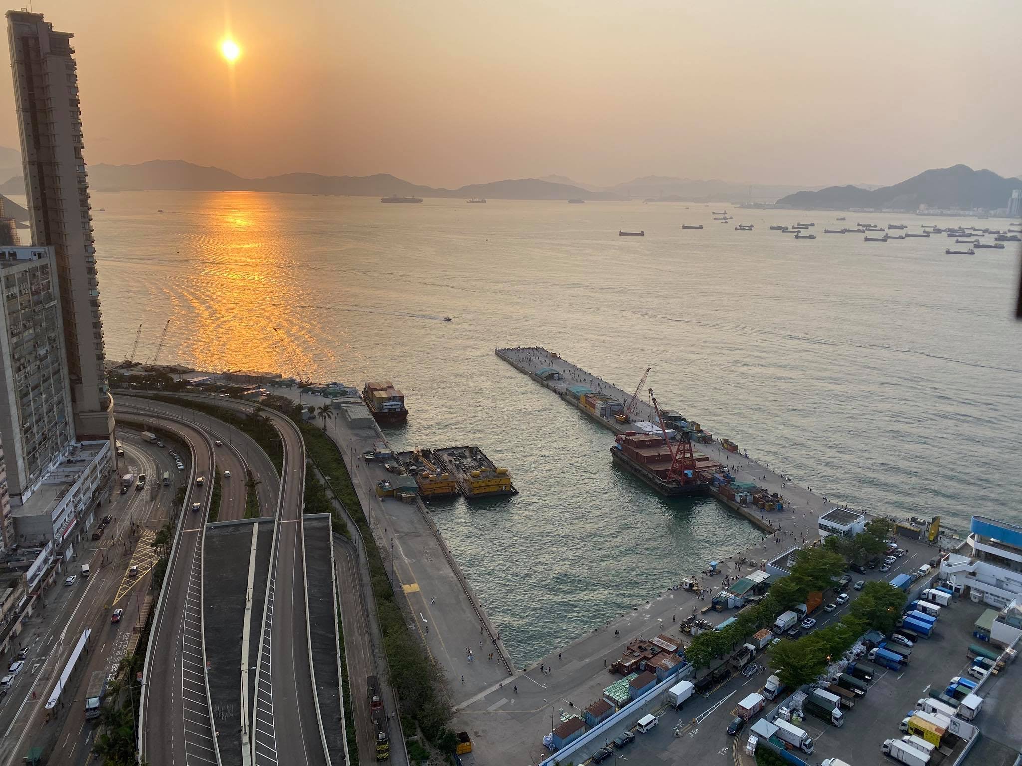西環碼頭海旁可欣賞日落美景，又能自由在空地休憩及活動，大受巿民歡迎。(資料圖片)