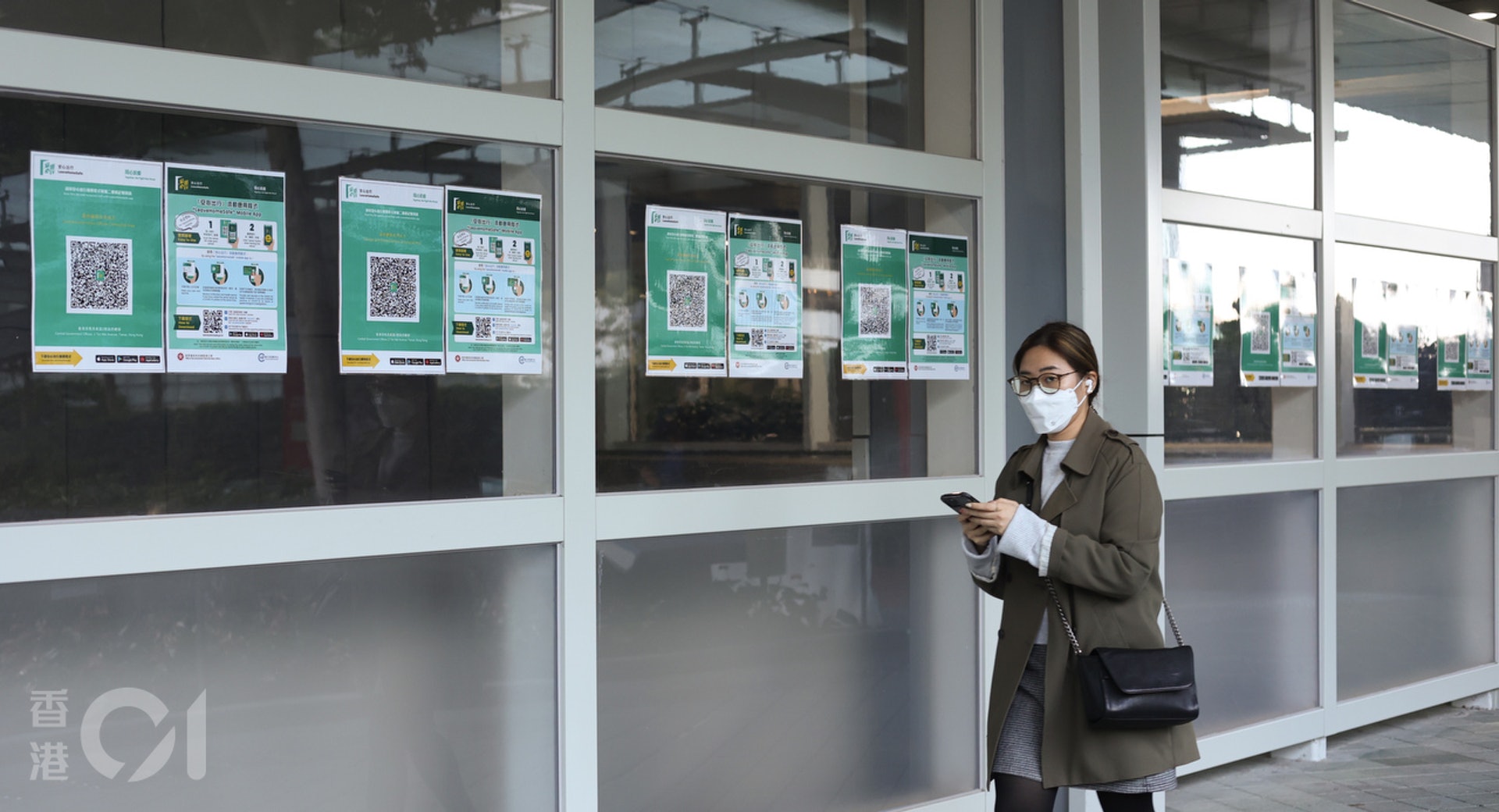 政府規定光顧食肆及出入政府場所等地時須留下個人資料,又或使用安心出行應用程式。(余俊亮攝) 政府規定光顧食肆及出入政府場所等地時須留下個人資料,又或使用安心出行應用程式。(余俊亮攝)