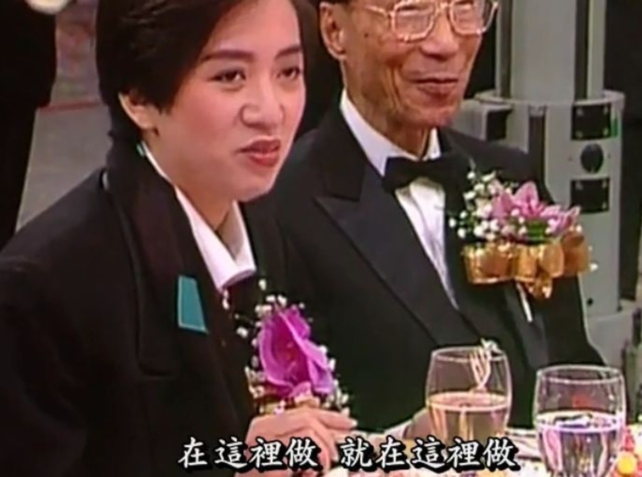 梅艷芳當年也有出席萬梓良與恬妞婚宴,邵逸夫爵士更是證婚人。(《萬紫千紅喜迎親》影片截圖) 梅艷芳當年也有出席萬梓良與恬妞婚宴,邵逸夫爵士更是證婚人。(《萬紫千紅喜迎親》影片截圖)