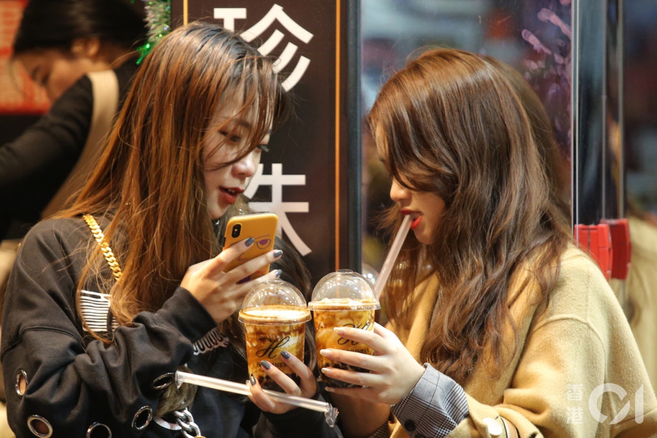 不少港人「掃街」時愛買台式手搖飲,如果想飲得健康,可以參考糖份及熱量去選擇飲品款式。 不少港人「掃街」時愛買台式手搖飲,如果想飲得健康,可以參考糖份及熱量去選擇飲品款式。