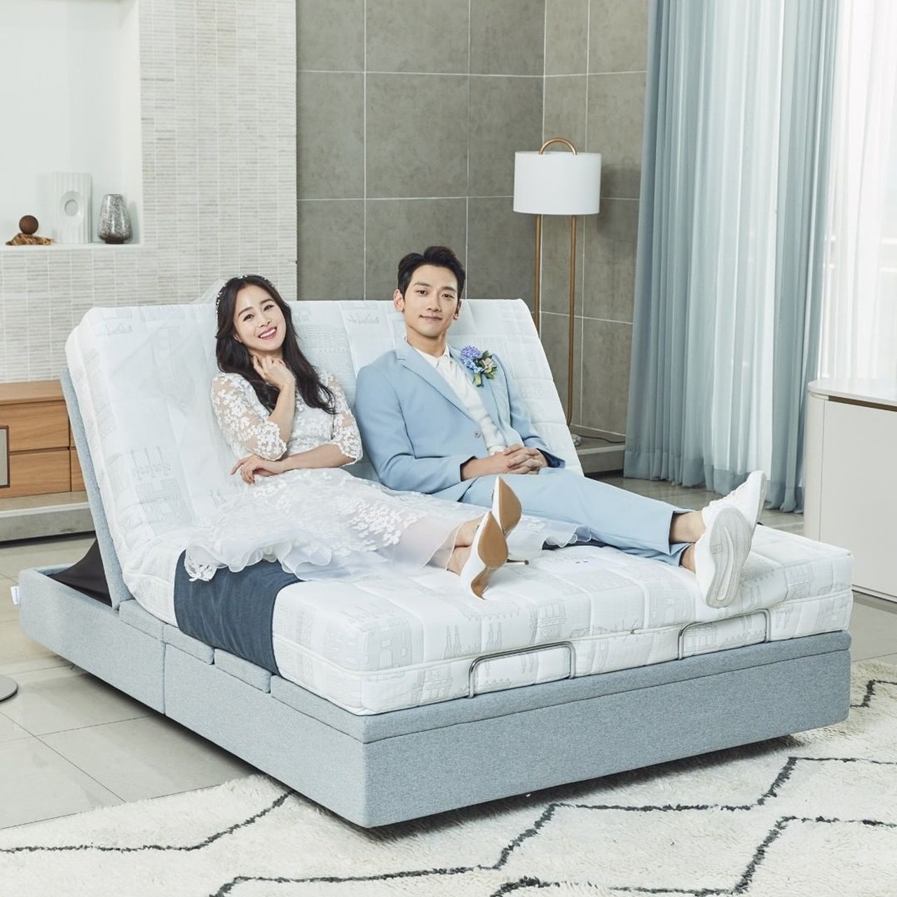 Rain(鄭智薰)與金泰希2017年結婚,二人向來低調,直至去年才「解禁」,更以「夫妻檔」拍廣告。(lacloud.official@instagram) Rain(鄭智薰)與金泰希2017年結婚,二人向來低調,直至去年才「解禁」,更以「夫妻檔」拍廣告。(lacloud.official@instagram)