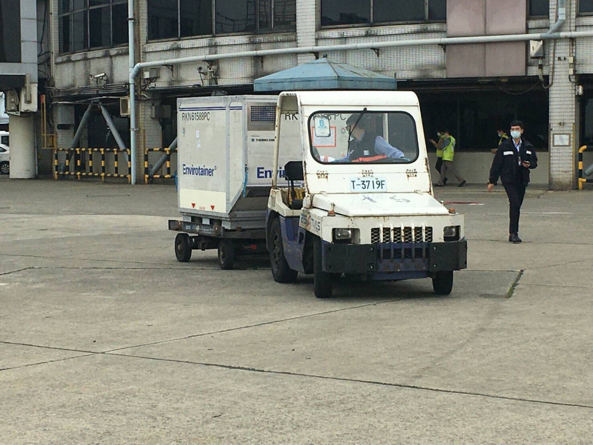 首批疫苗今日上午已運抵台灣桃園機場。(中央社) 首批疫苗今日上午已運抵台灣桃園機場。(中央社)