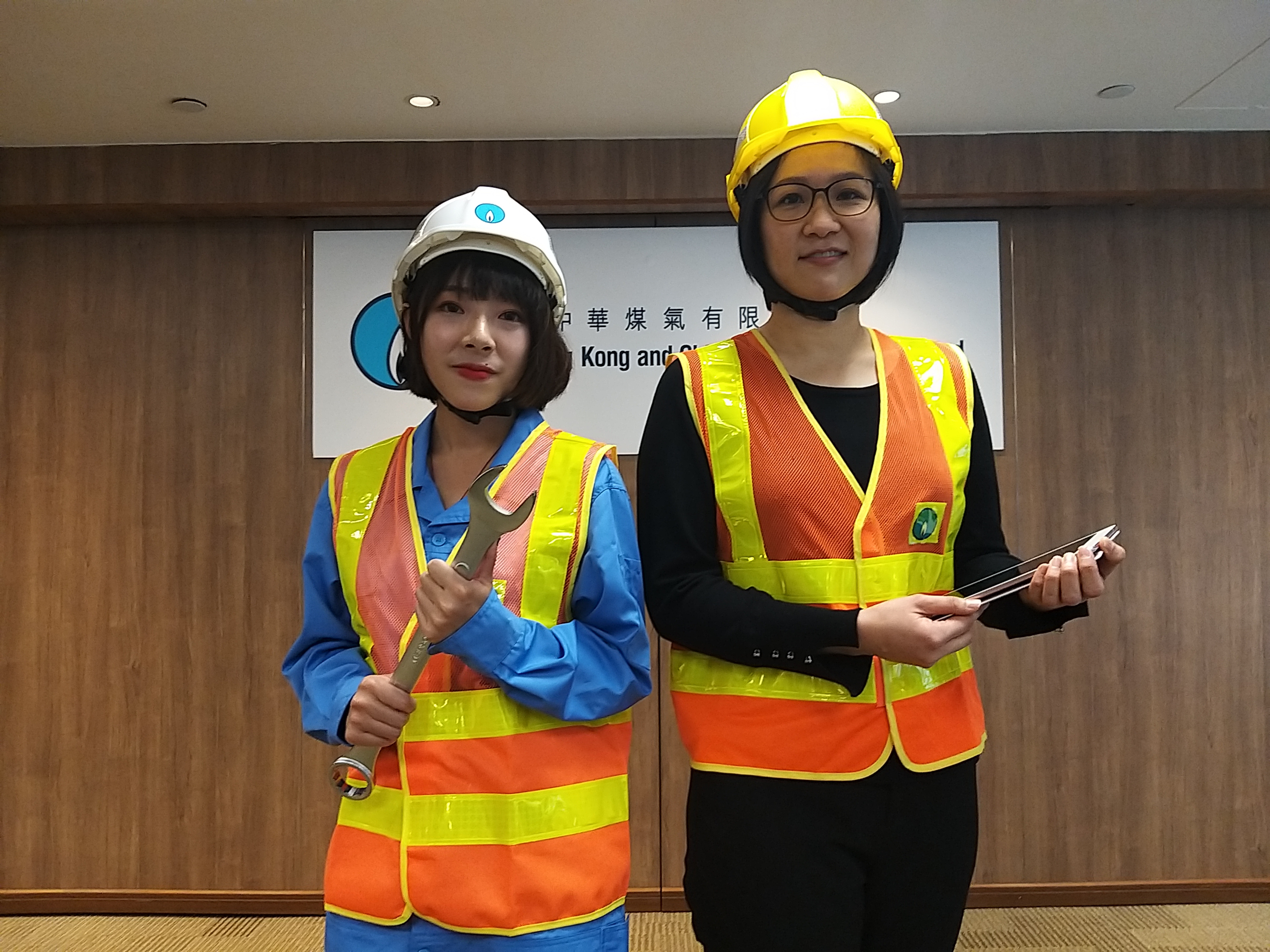 煤氣公司工程師許庭茵（右）及學徒鄭潔儀（左）分享自己在職場中的打拼歷程及難忘經歷，說明女性同樣能在這一領域上闖出一片天。（黃穎津攝）