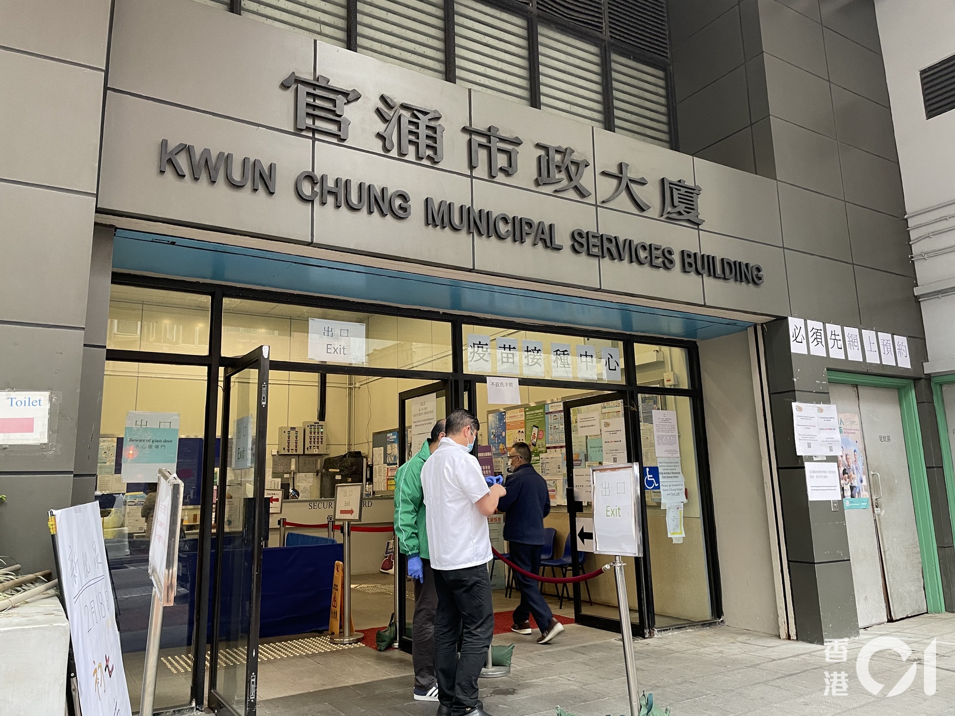 記者下午時分到疫苗中心視察,發現有零星市民繼續按預約時間到中心接種疫苗,人流並不算多。(曾凱欣攝) 記者下午時分到疫苗中心視察,發現有零星市民繼續按預約時間到中心接種疫苗,人流並不算多。(曾凱欣攝)