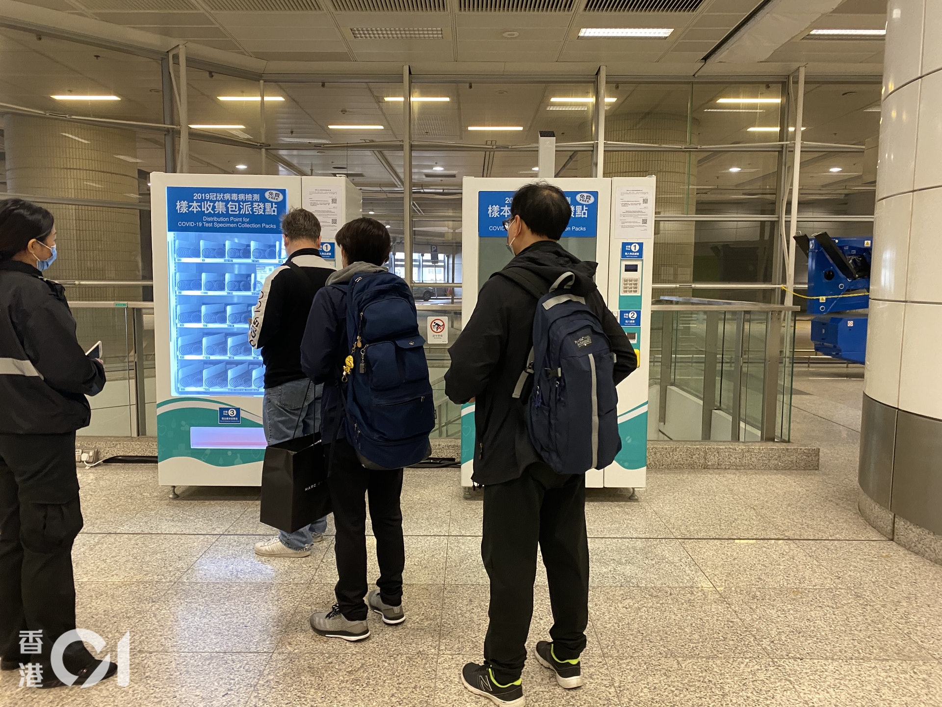 上午9時許,青衣站僅剩約20包檢測包。(黃詠榆攝) 上午9時許,青衣站僅剩約20包檢測包。(黃詠榆攝)