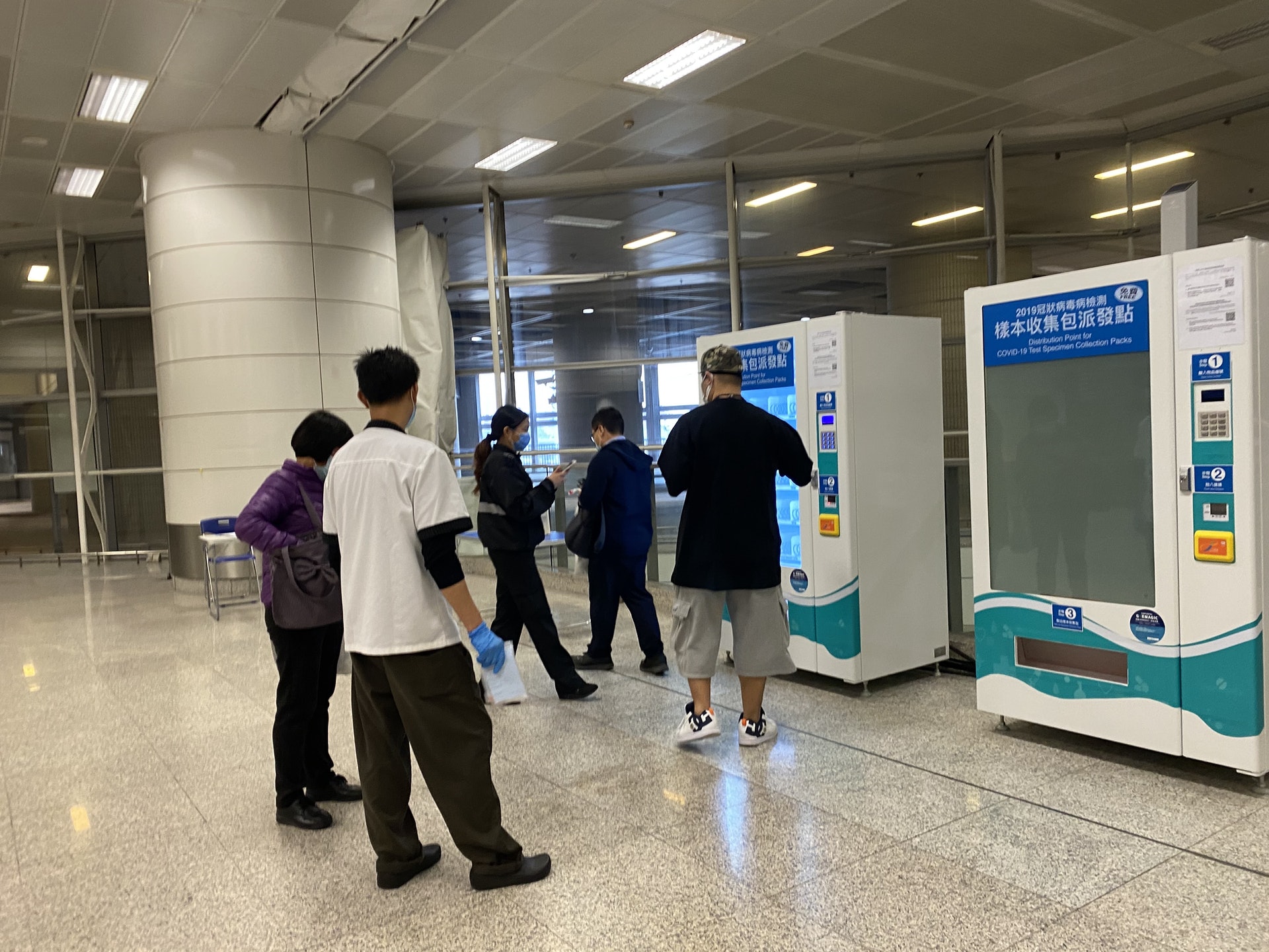 檢測進度滯後,不僅可能釀成確診者延遲送治的風險,也令未能獲得檢測結果的員工無法返回工作岡位,為市民生活帶來負擔。(資料圖片/黃詠榆攝) 檢測進度滯後,不僅可能釀成確診者延遲送治的風險,也令未能獲得檢測結果的員工無法返回工作岡位,為市民生活帶來負擔。(資料圖片/黃詠榆攝)